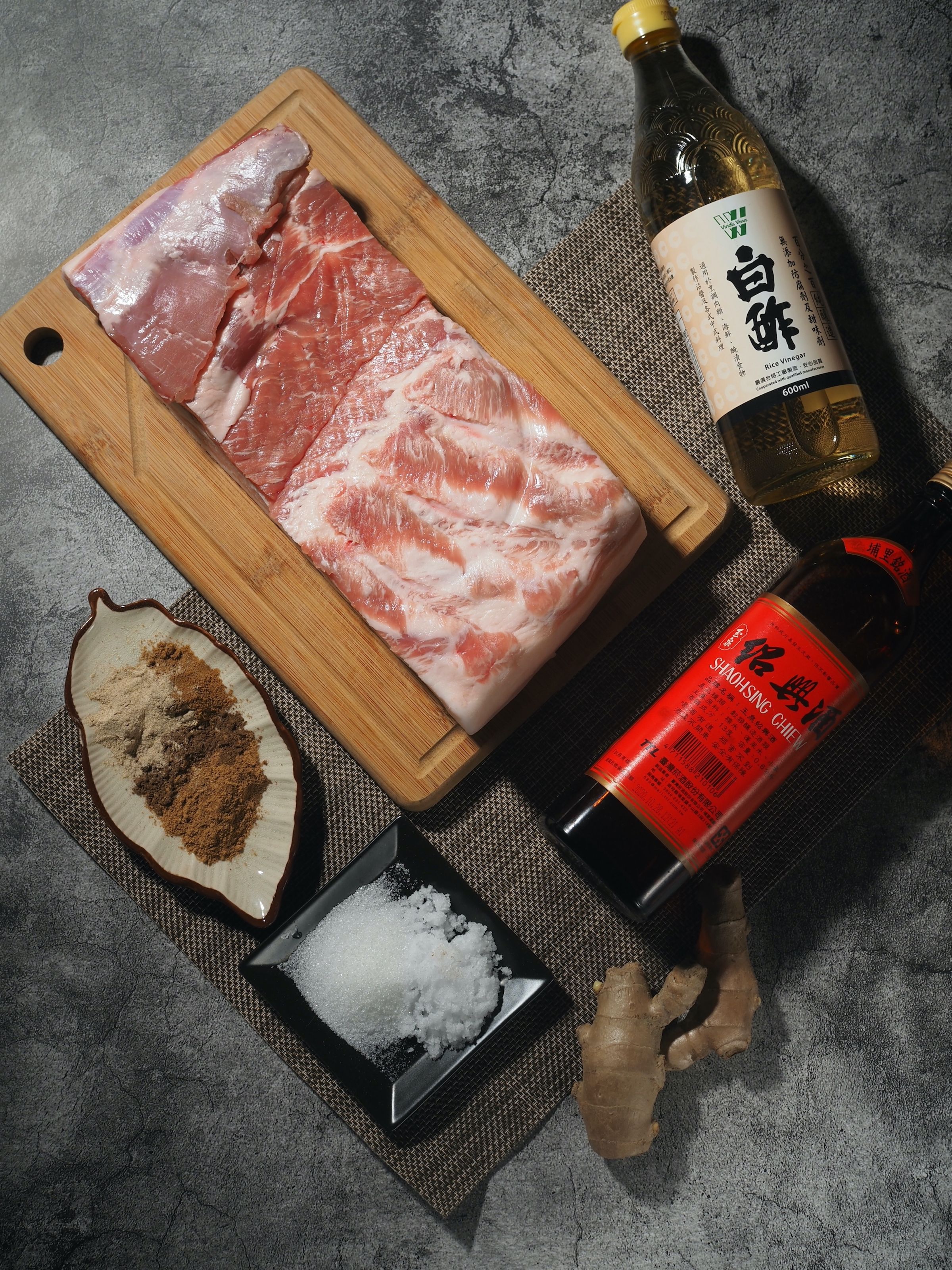 材料都很容易取得，只要不要買到去皮五花肉就好。