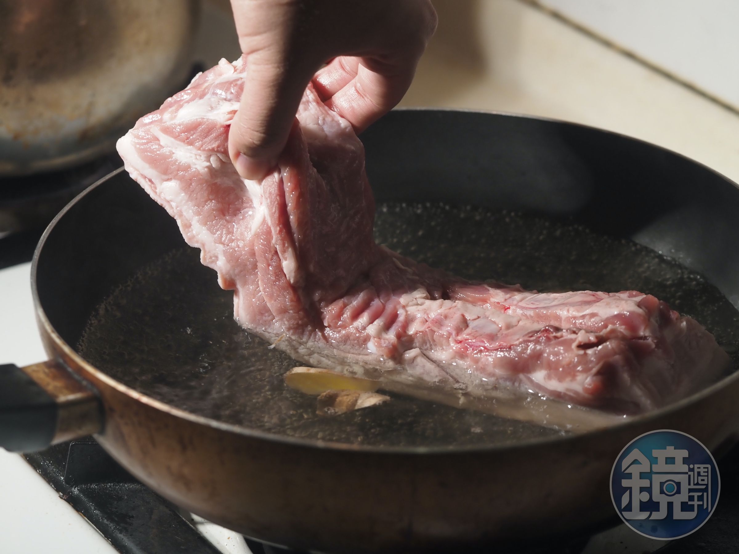 皮面朝下煮15分鐘，主要是煮皮，肉沒熟無所謂。