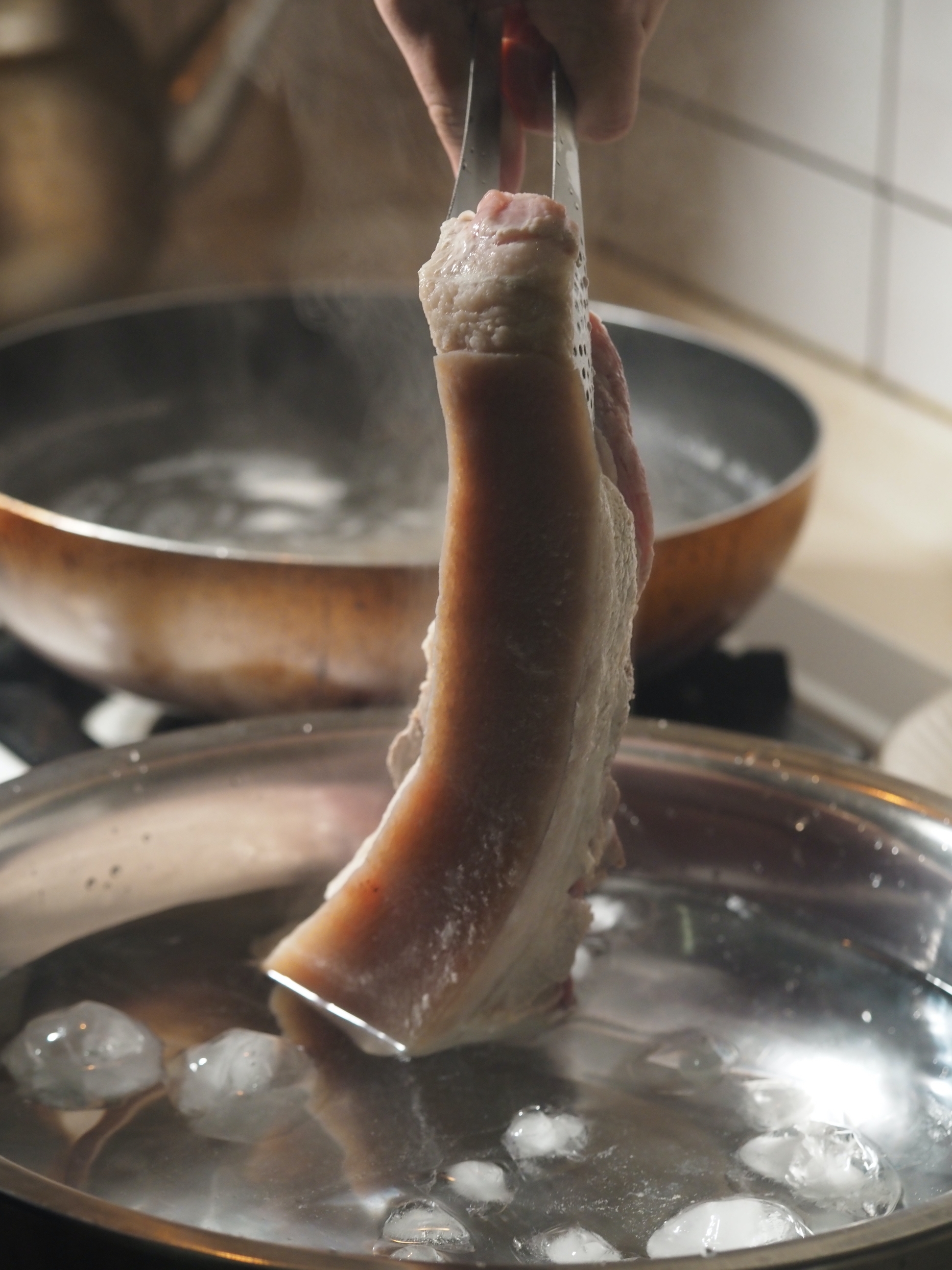 豬肉整條撈起來泡冰水，冰鎮一下。