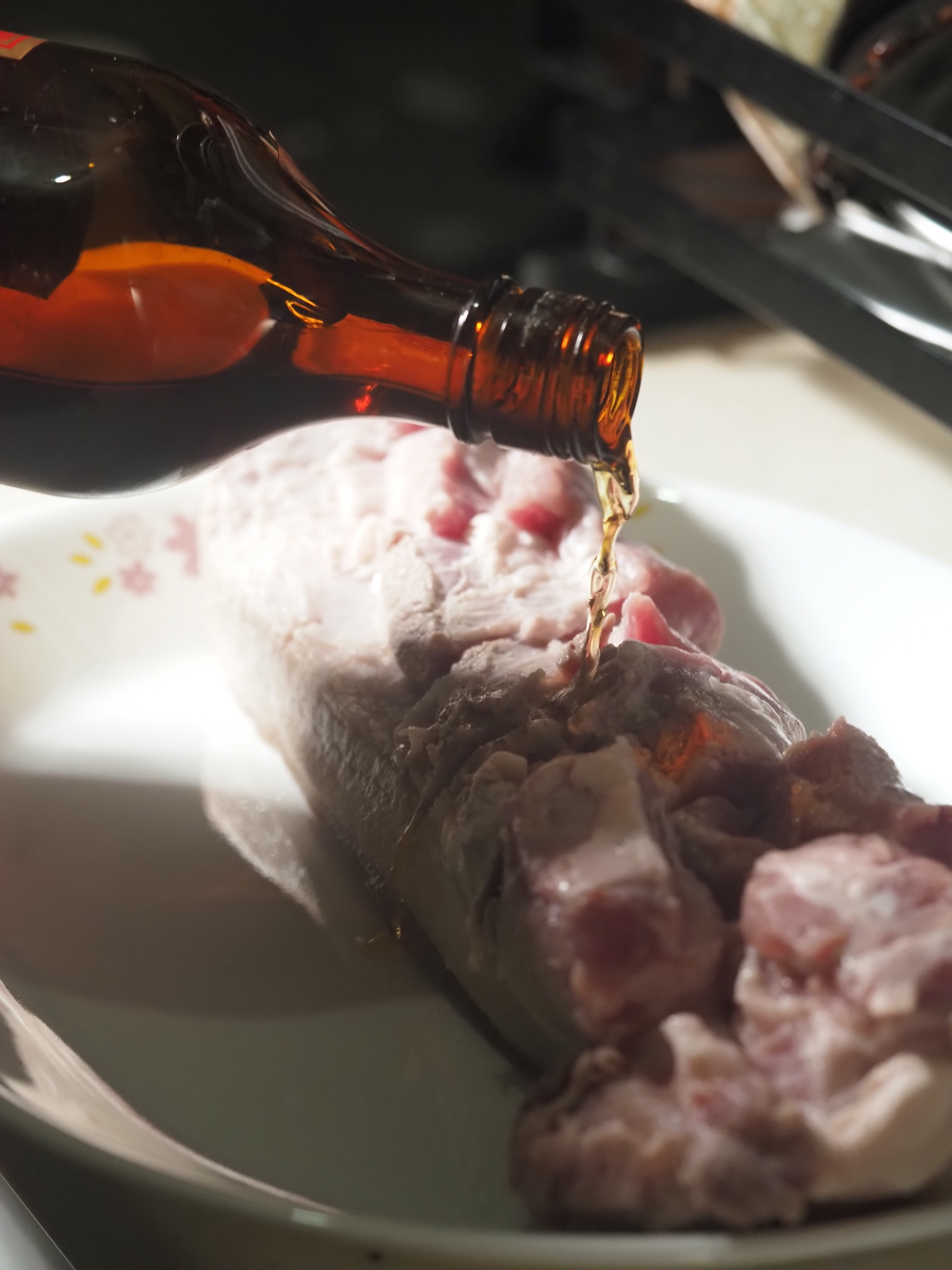 在肉上淋黃酒，去腥的同時，也提供水分幫助調味粉附著。