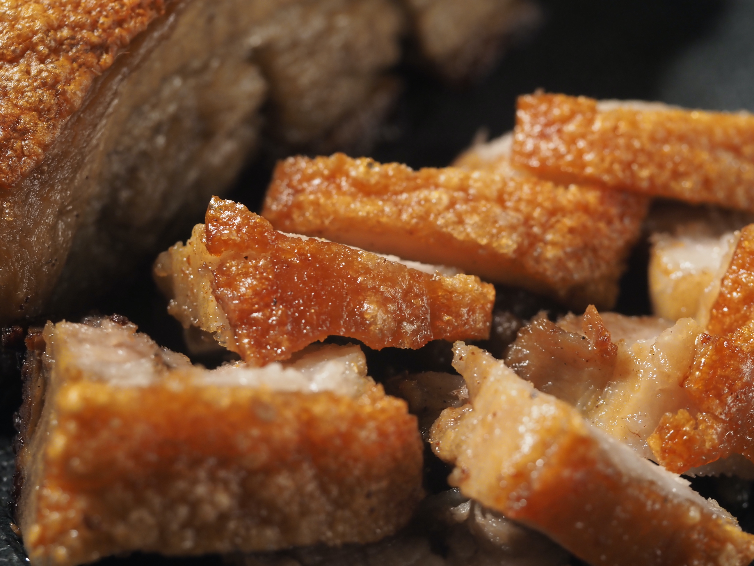 烤好的豬皮香酥脆爽，底下是多汁入味的豬肉，不用蘸醬就很有味。