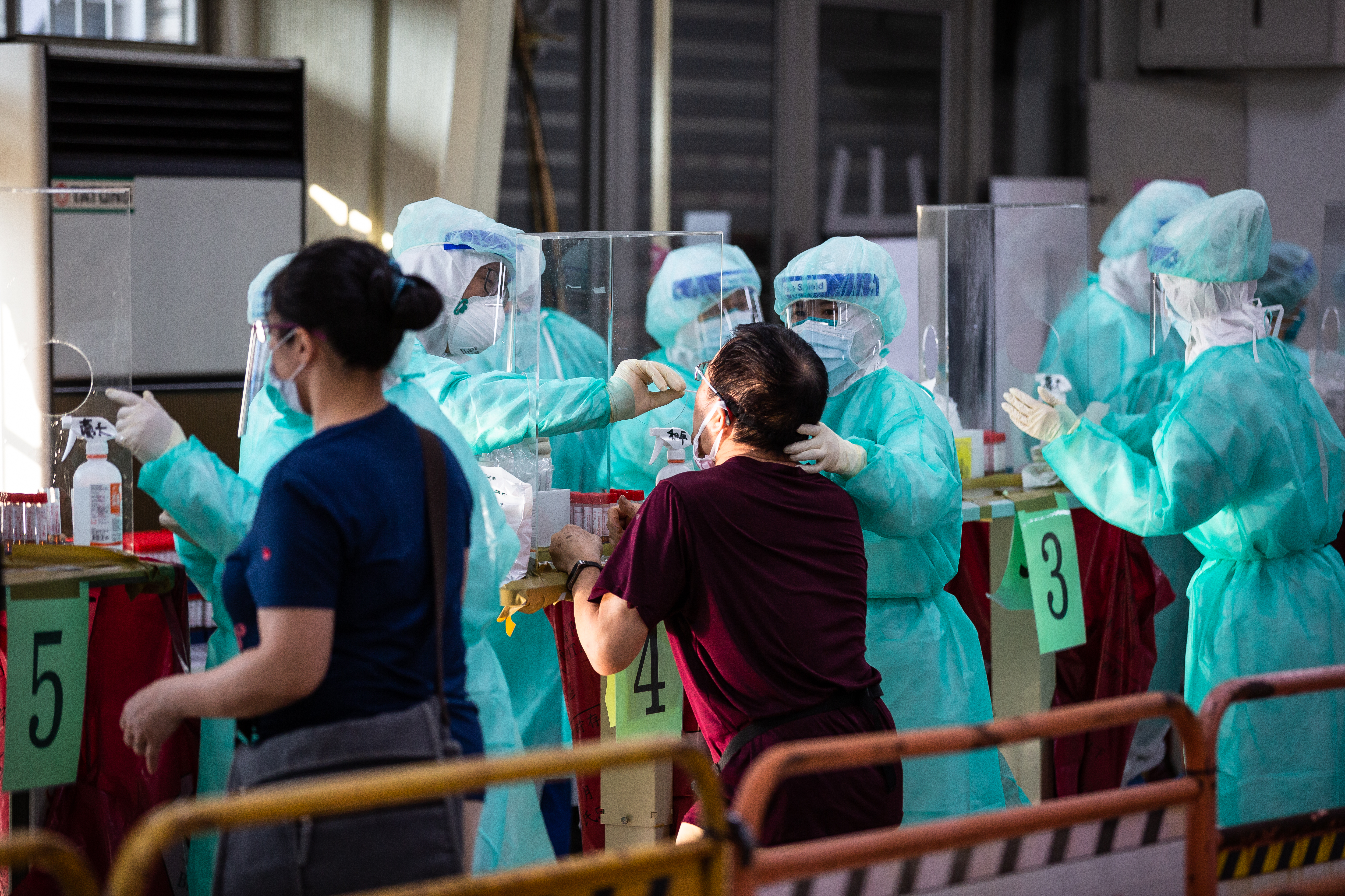 本土疫情持續延燒，精神科醫師沈政男推估，因未有假日效應，今（10）日確診數應會破7萬，若沒有「就費解了」。示意圖。