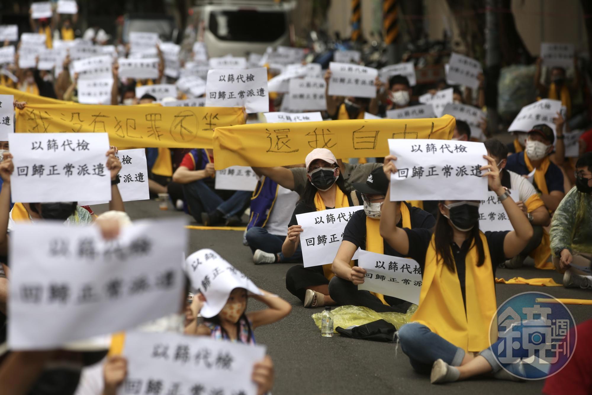 機師工會逾300人包圍指揮中心抗議，除了爭取以篩代檢外，也指出過去指揮中心的種種不作為，希望指揮中心可以聆聽基層的聲音。