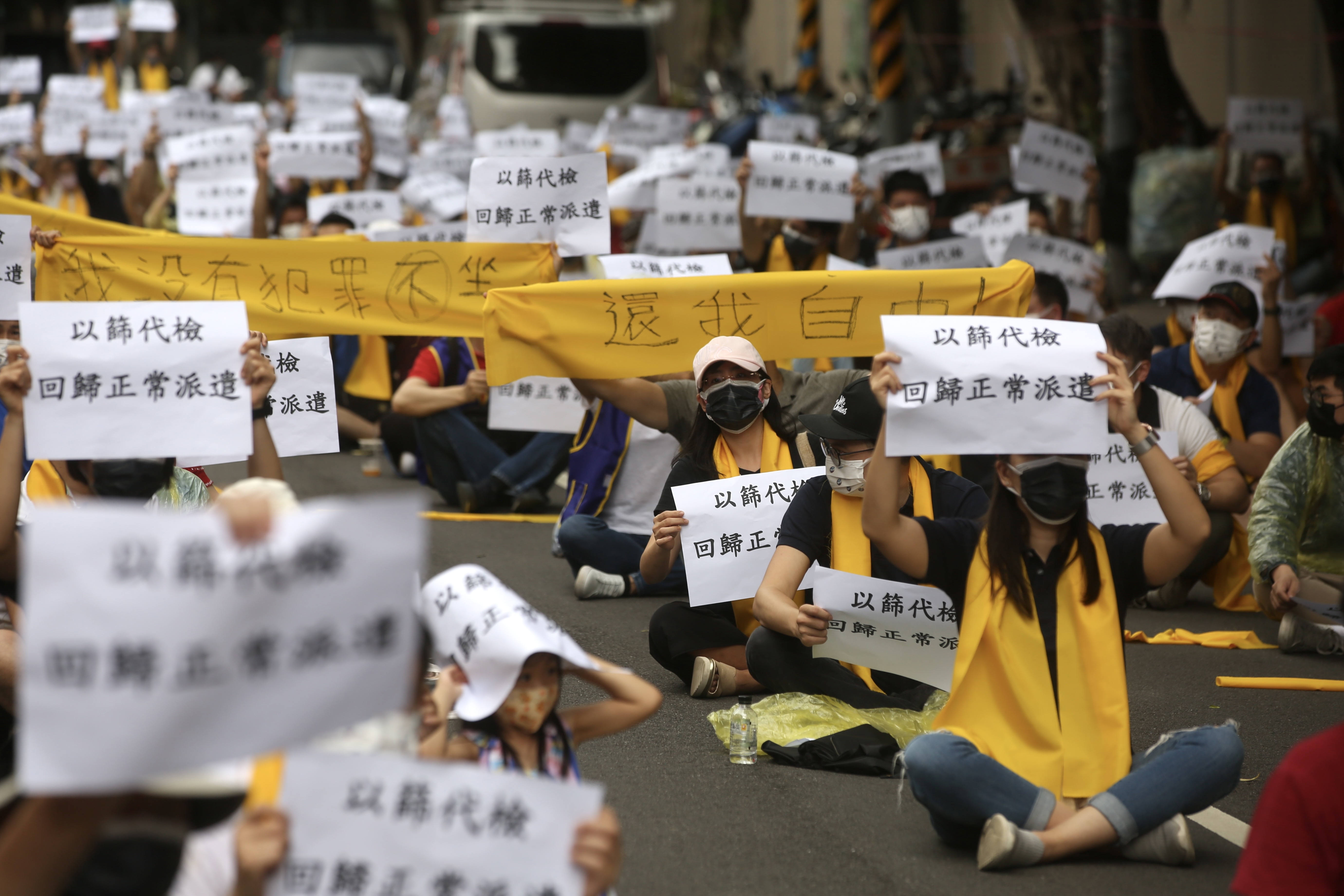 機師工會逾300人包圍指揮中心抗議，除了爭取以篩代檢外，也指出過去指揮中心的種種不作為，希望指揮中心可以聆聽基層的聲音。