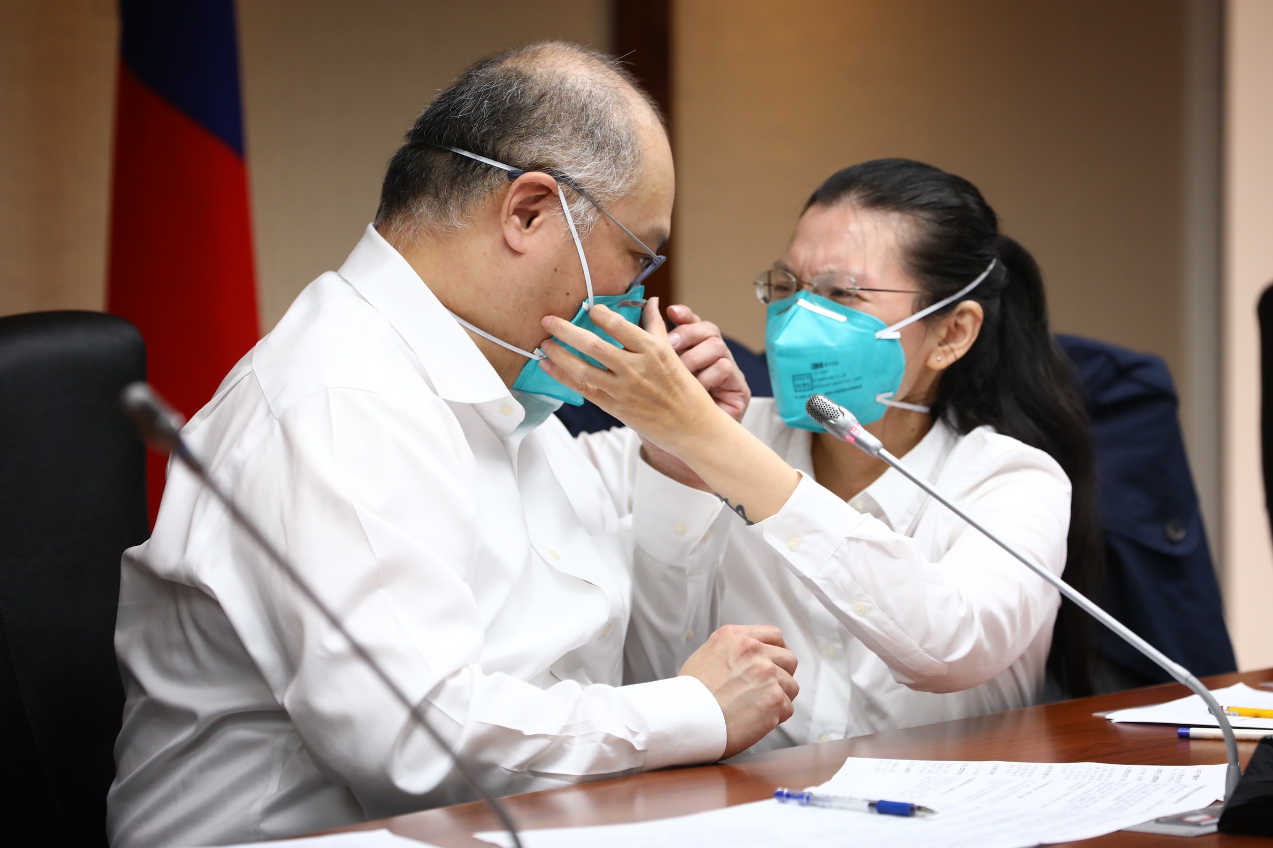 台灣NGO工作者李明哲（左）遭中國控「顛覆國家」罪名入獄關押5年，今與妻子李凈瑜（右）召開記者會。