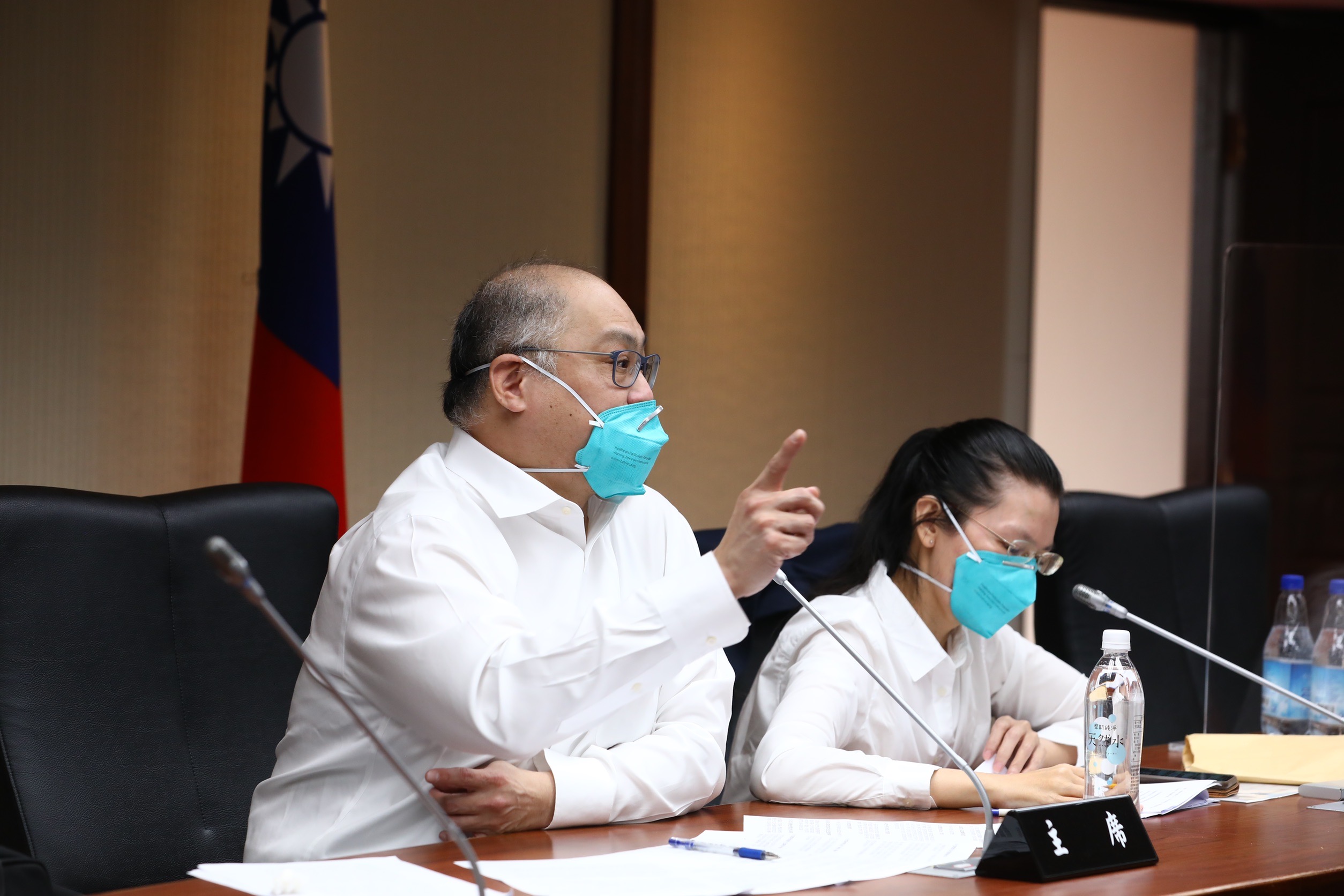 台灣NGO工作者李明哲（左）遭中國控「顛覆國家」罪名入獄，4月刑滿獲釋，日前自廈門搭機平安歸來；今（10）日其與妻子李凈瑜（右）召開記者會說明相關事宜。（翻攝尋找李明哲臉書）