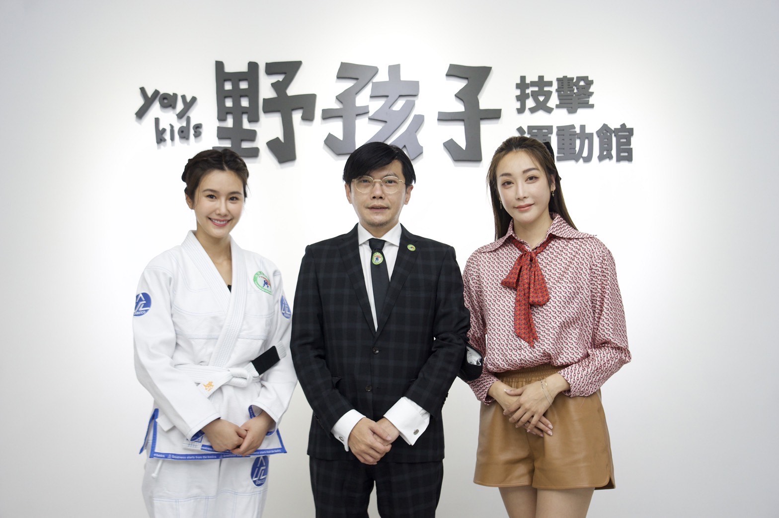 黃心娣（左）為台灣柔術協會代言人，與柔術理事長蔡坤龍（中）及主持人吳沐玹（右）合照。（陳孝志提供）