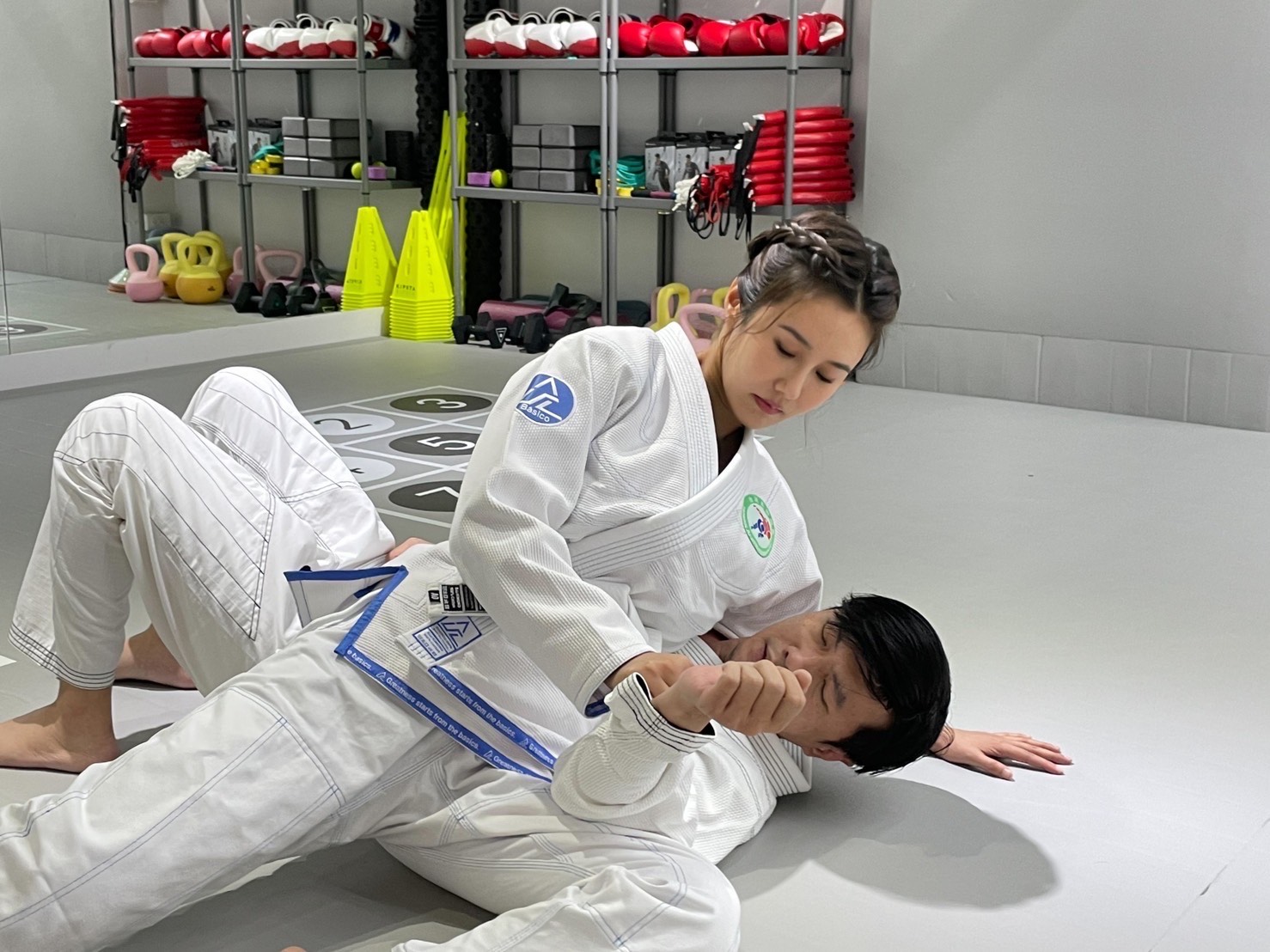 黃心娣（左）在記者會上跟選手來個肉搏戰，一番拳腳下來把對方制伏了。（陳孝志提供）