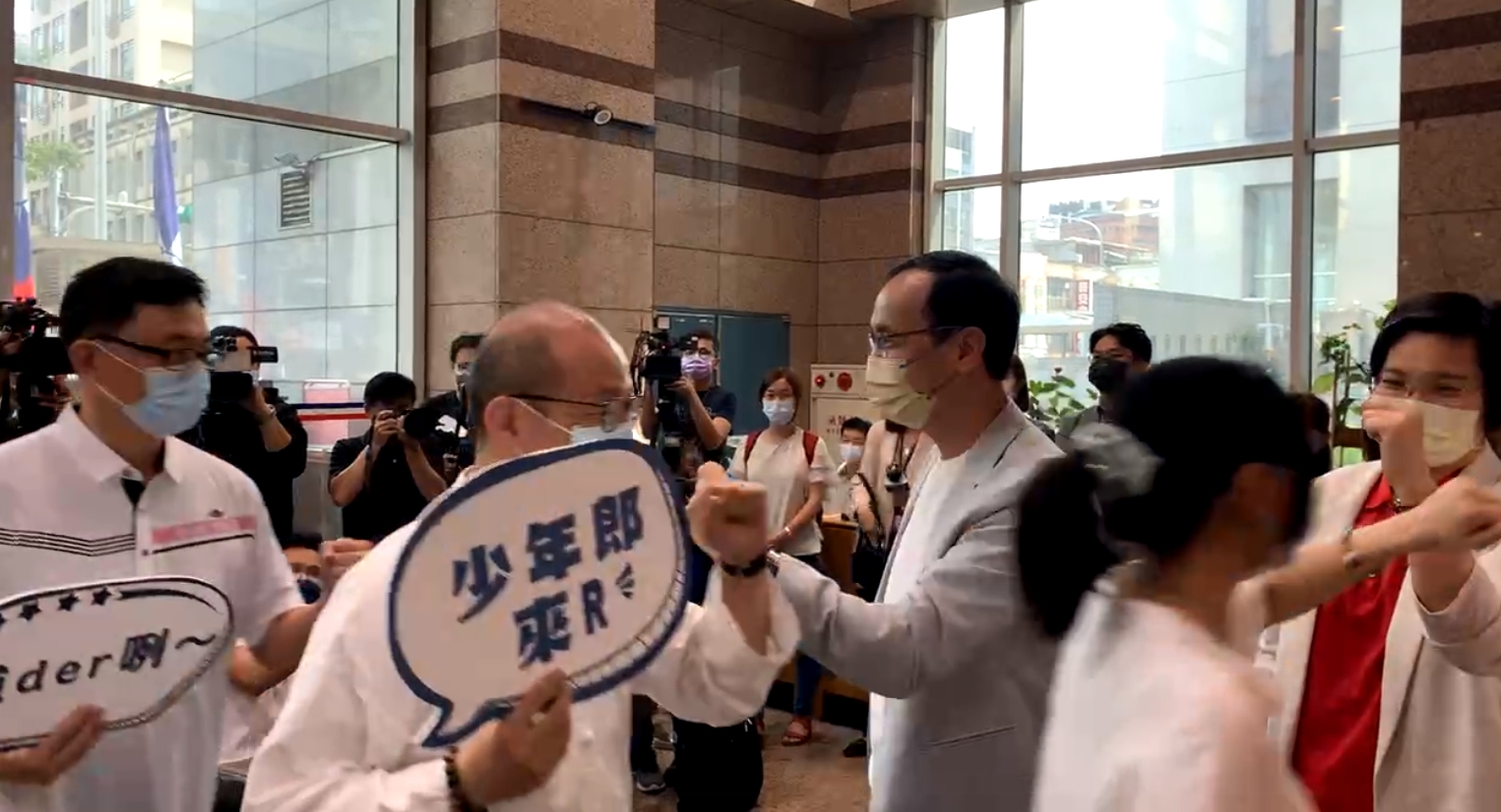 朱立倫與徐欣瑩在黨部和要入黨的青年們擊肘表示歡迎。（翻攝自中國國民黨臉書）