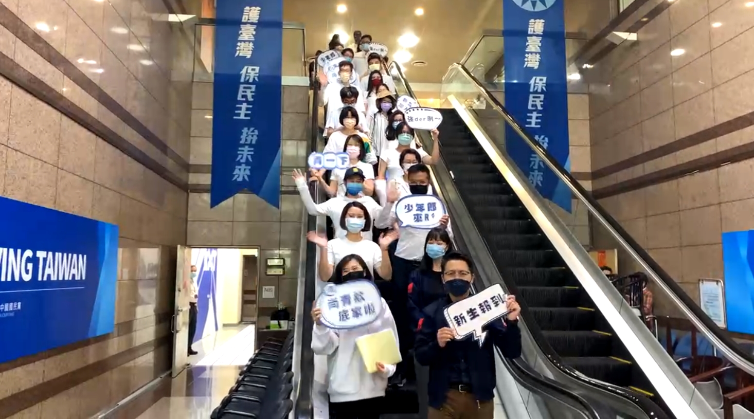 徐欣瑩重返國民黨，更號稱帶了100名青年一起加入。（翻攝自中國國民黨臉書）