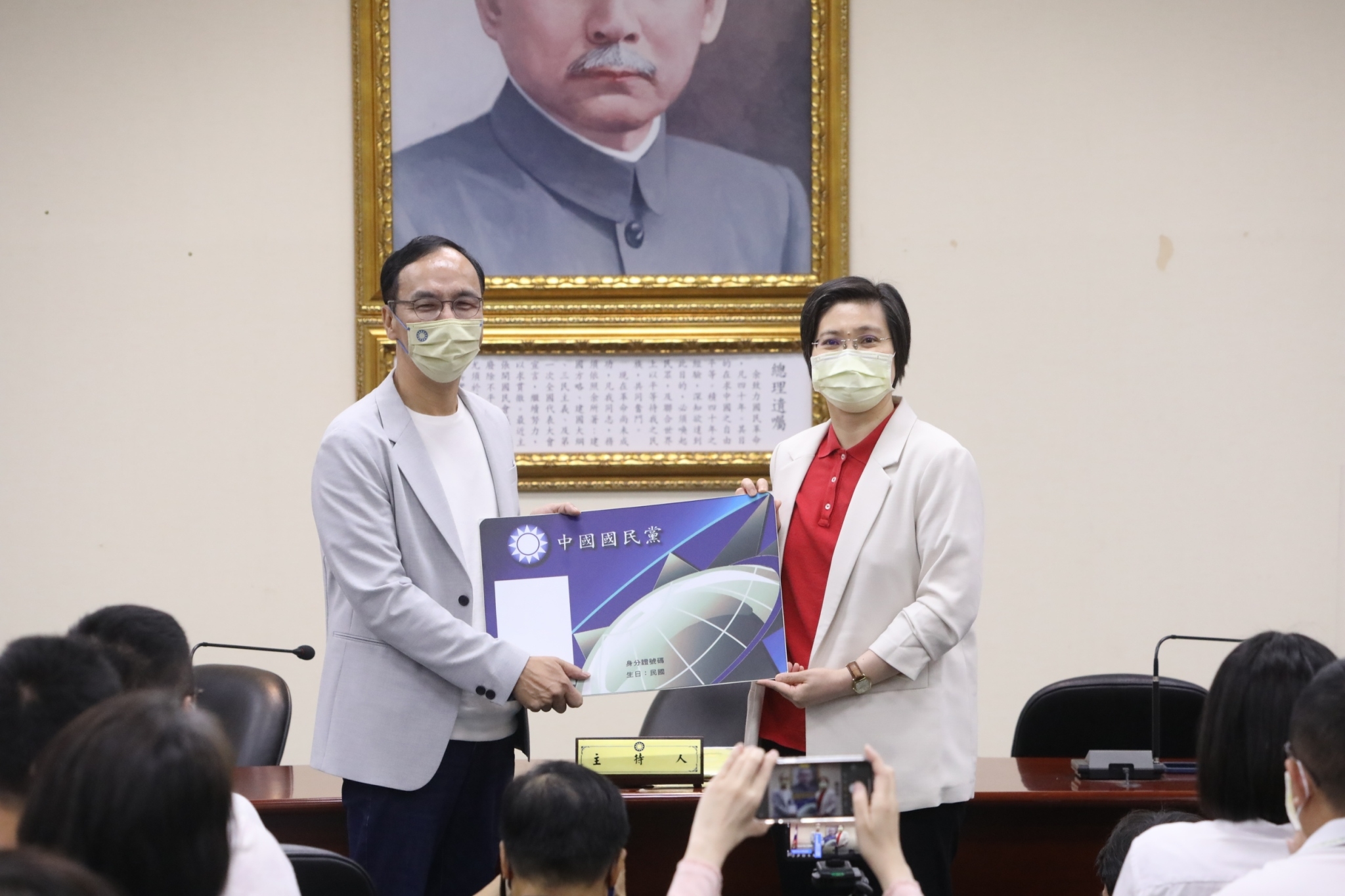 妙天大弟子徐欣瑩（右）重返國民黨，主席朱立倫親自迎接並頒發大幅黨證。（國民黨提供）
