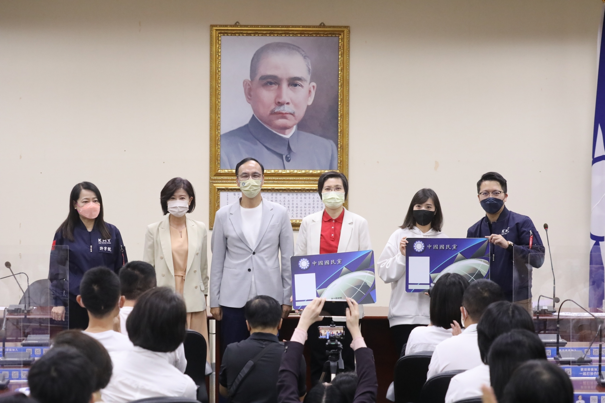 朱立倫歡迎徐欣瑩與青年們一起加入國民黨。（國民黨提供）