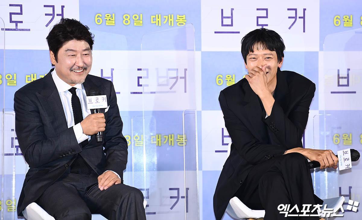 宋康昊(左)和姜棟元相隔12年再次合作,2人都感覺溝通或演技交流都更加順暢。(翻攝自xsportsnews)