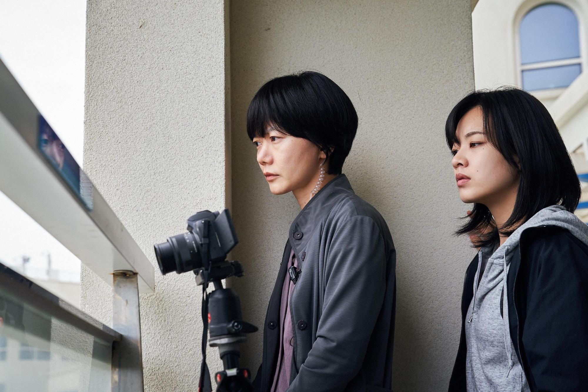 裴斗娜(左)因曾和是枝裕和合作很早就加入《Broker》,李周映則是因《梨泰院Class》中馬賢利一角受到是枝喜愛,力邀她演出。(翻攝自Twitter@CJENMMOVIE)