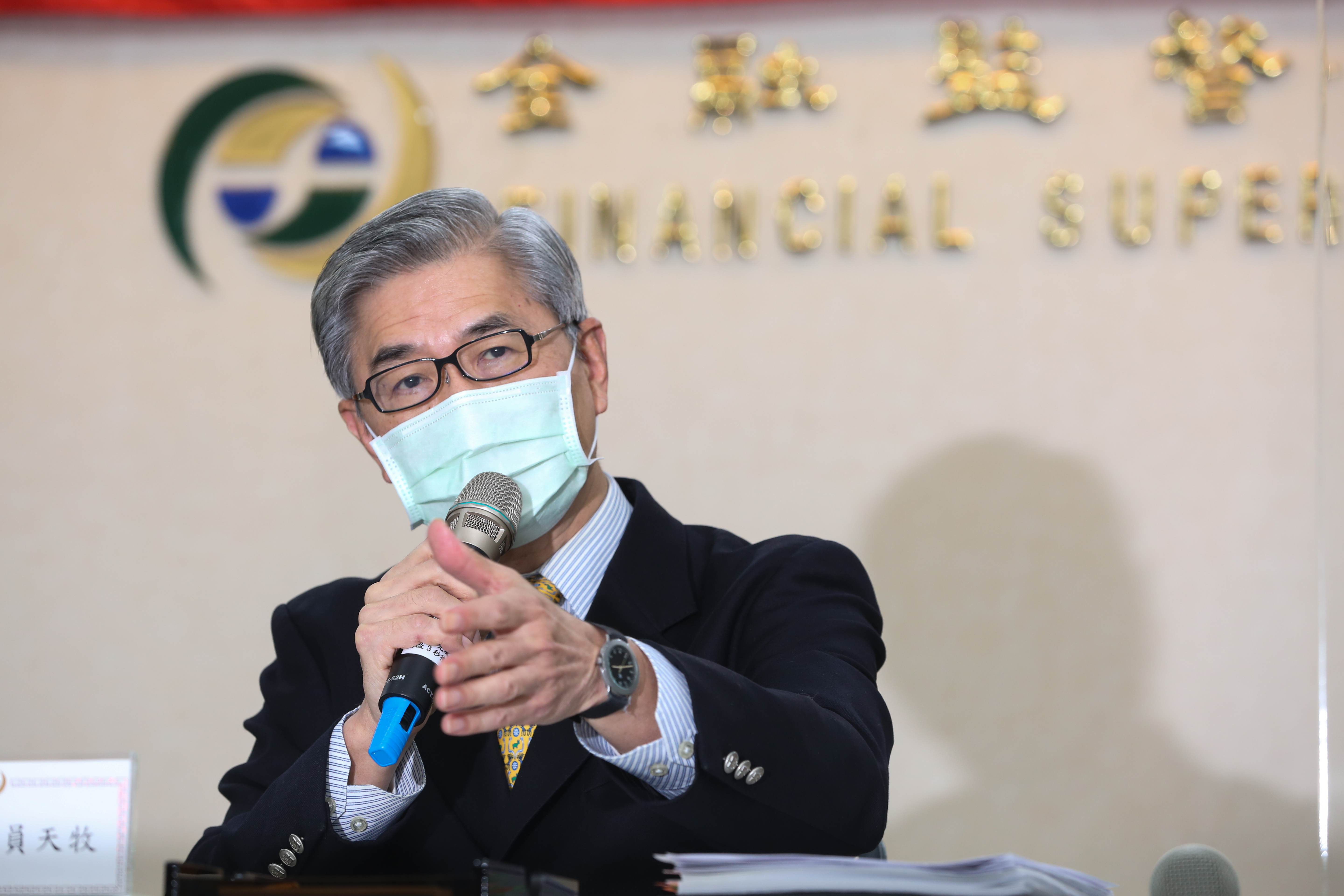 國內疫情變嚴重也引爆防疫險之亂，金管會主委黃天牧再度出面喊話。