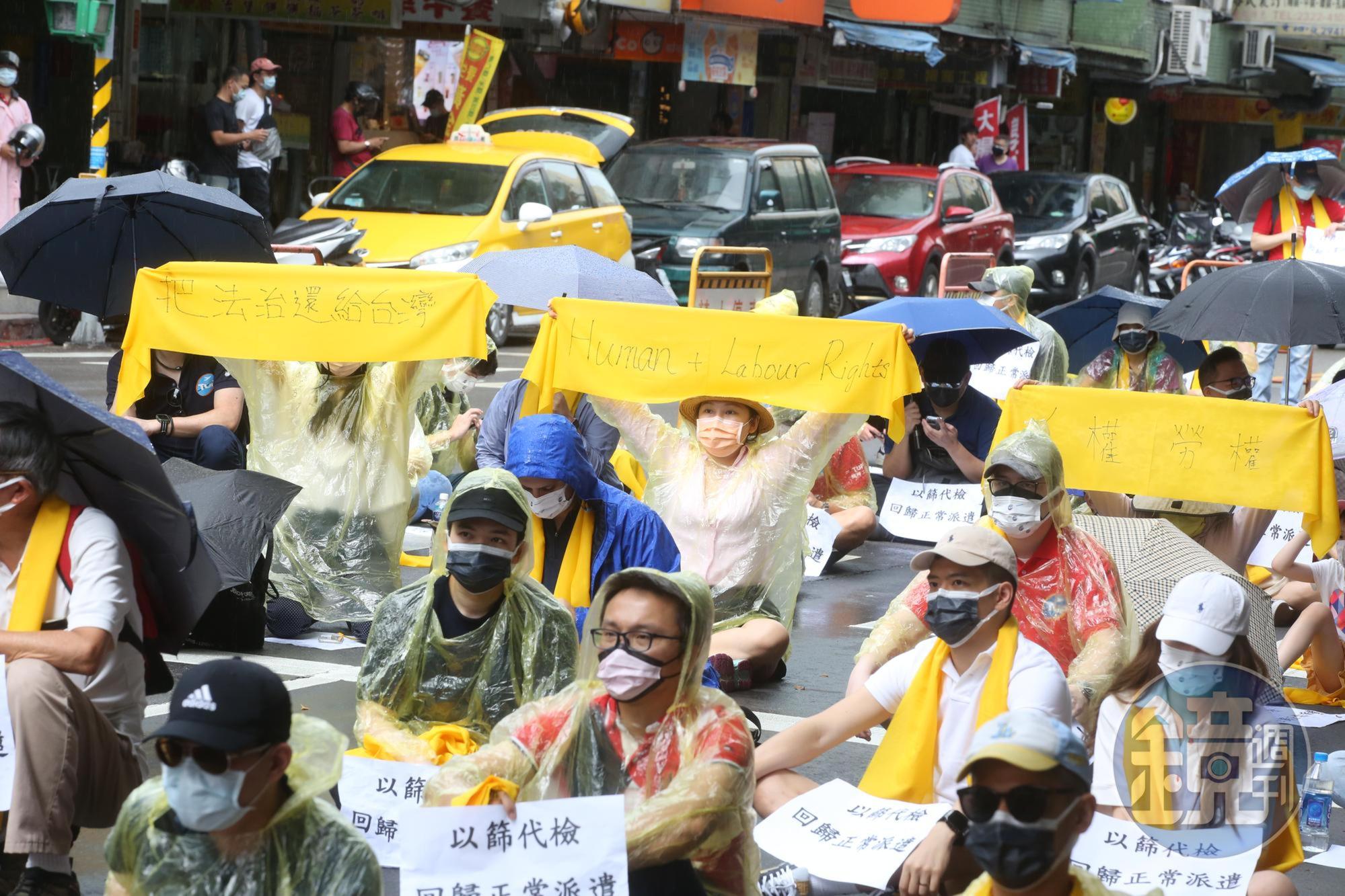 機師工會逾300人上街抗議，希望指揮中心能聆聽基層聲音。