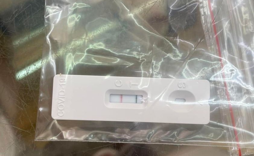 有網友表示，朋友使用2次快篩劑，發現一條是紅色、一條顯示「綠色」。（翻攝爆廢公社二館）