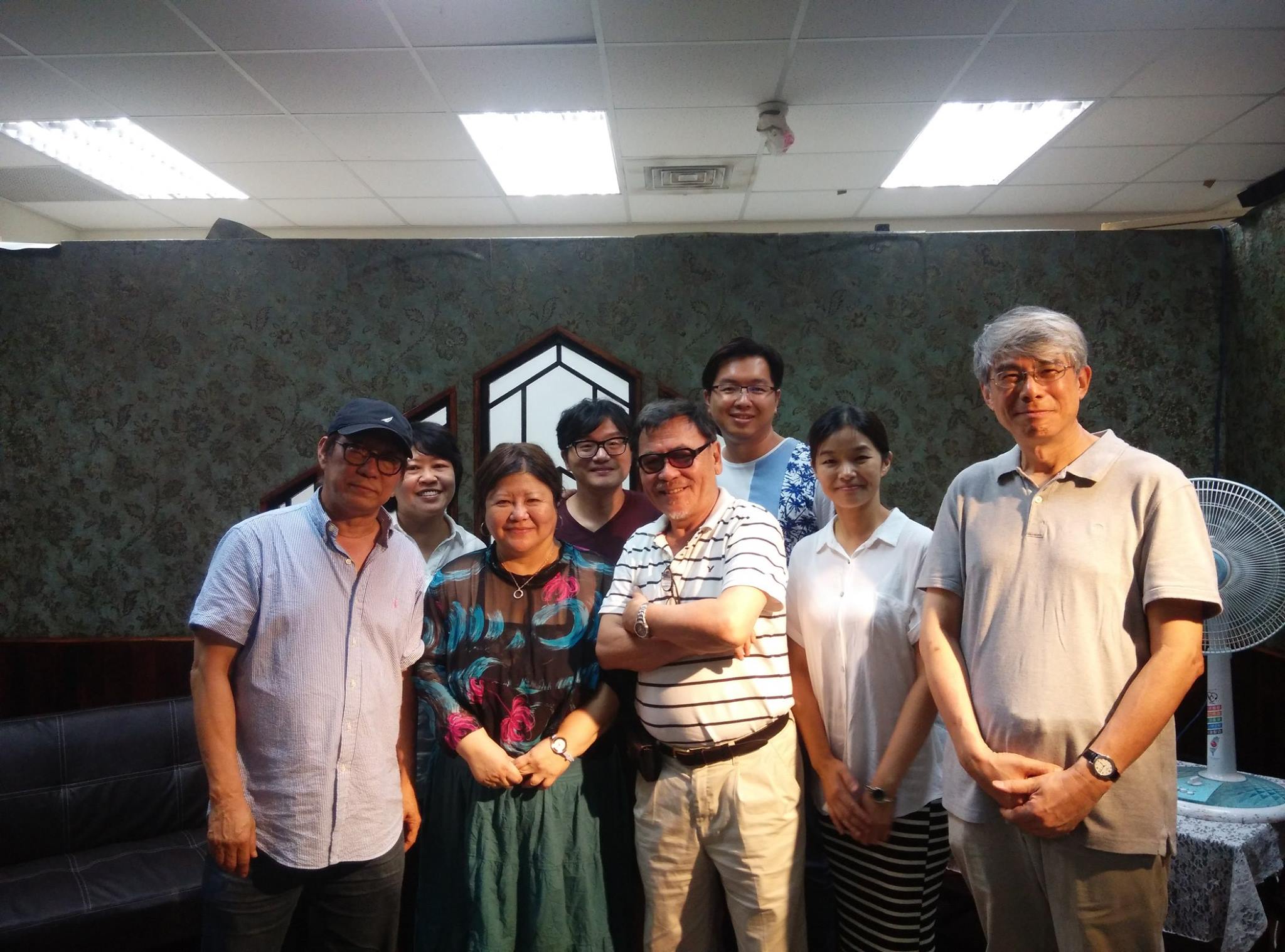 李道明（右一）與同在北藝大任教的廖慶松（前排左起）、焦雄屏、王童等合力培養台灣影視人才。（莊景燊提供）