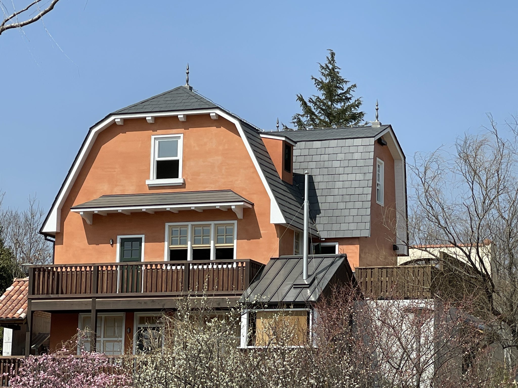 「吉卜力主題樂園」官方推特帳號不定時會公布未開幕的園區照，圖為《心之谷》中的地球屋。（翻攝吉卜力主題樂園官網）