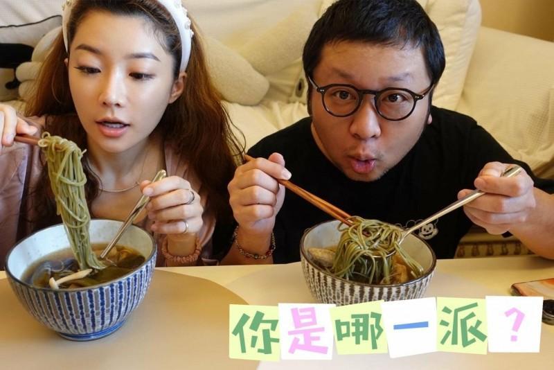 依依親自下廚煮剝皮辣椒雞湯給納豆進補。(翻攝自依依臉書)