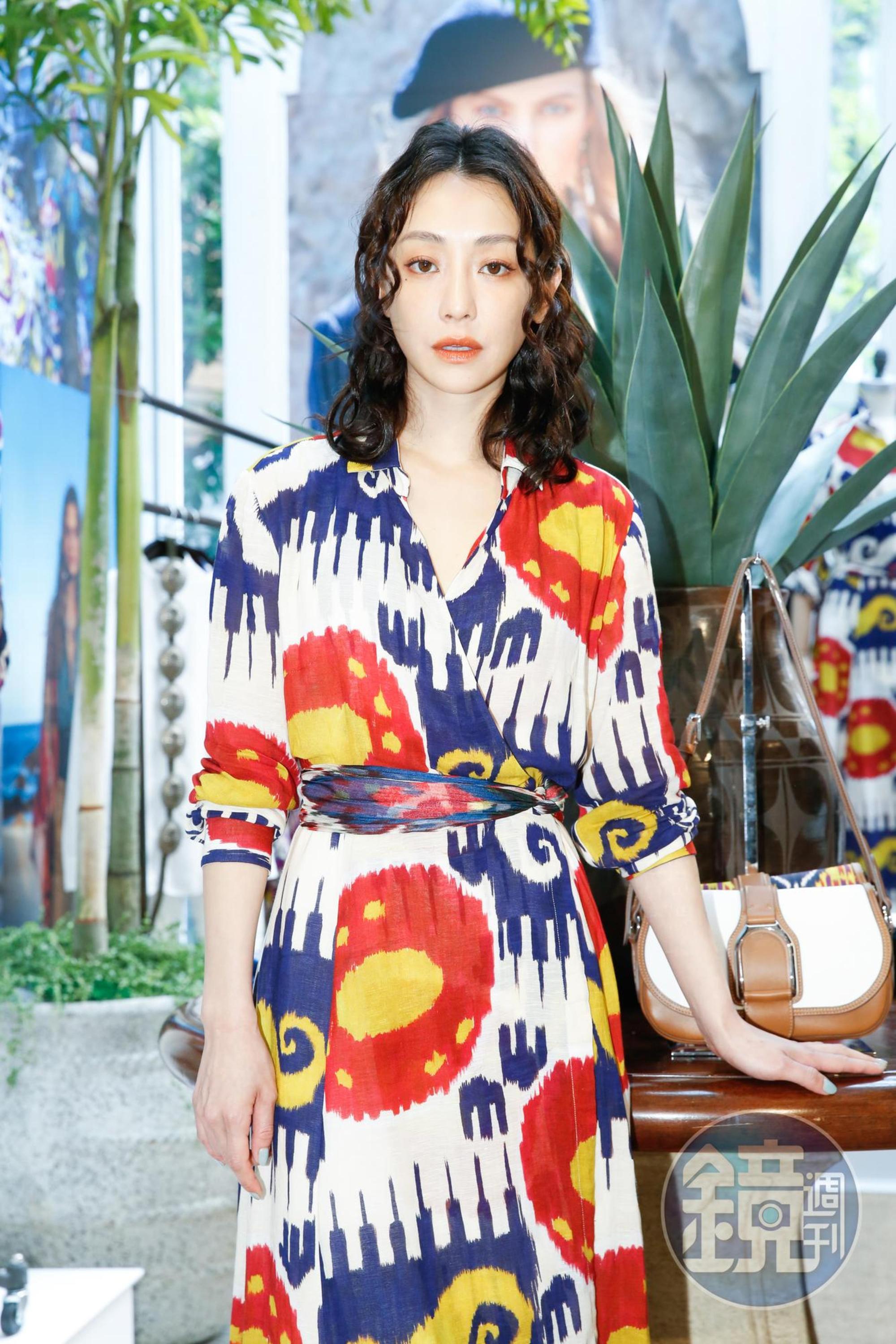 謝欣穎身穿Ralph Lauren亞麻巴里紗洋裝(NT$75,800),腰間綁上拼織印花真絲圍巾(NT$12,880)。