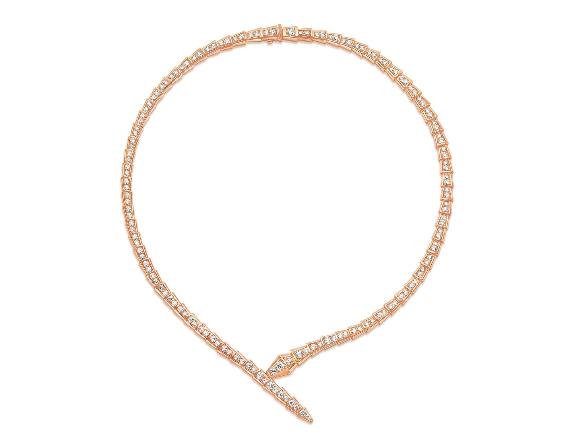 鑲嵌總重逾 40 克拉密鑲鑽石的Serpenti Viper系列玫瑰金鑽石項鍊。NT$1,256,000（寶格麗提供）
