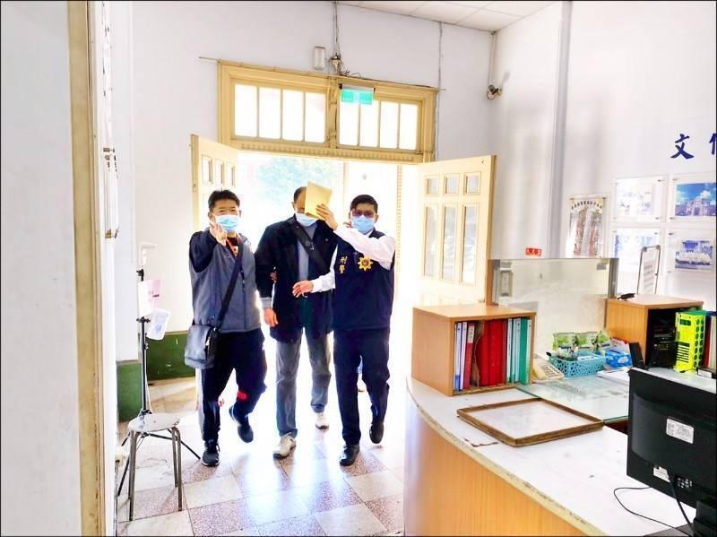 退警侯宏典（中）曾任職於朴子分局，槍殺仇家後，被昔日同事拘提到案。（警方提供）