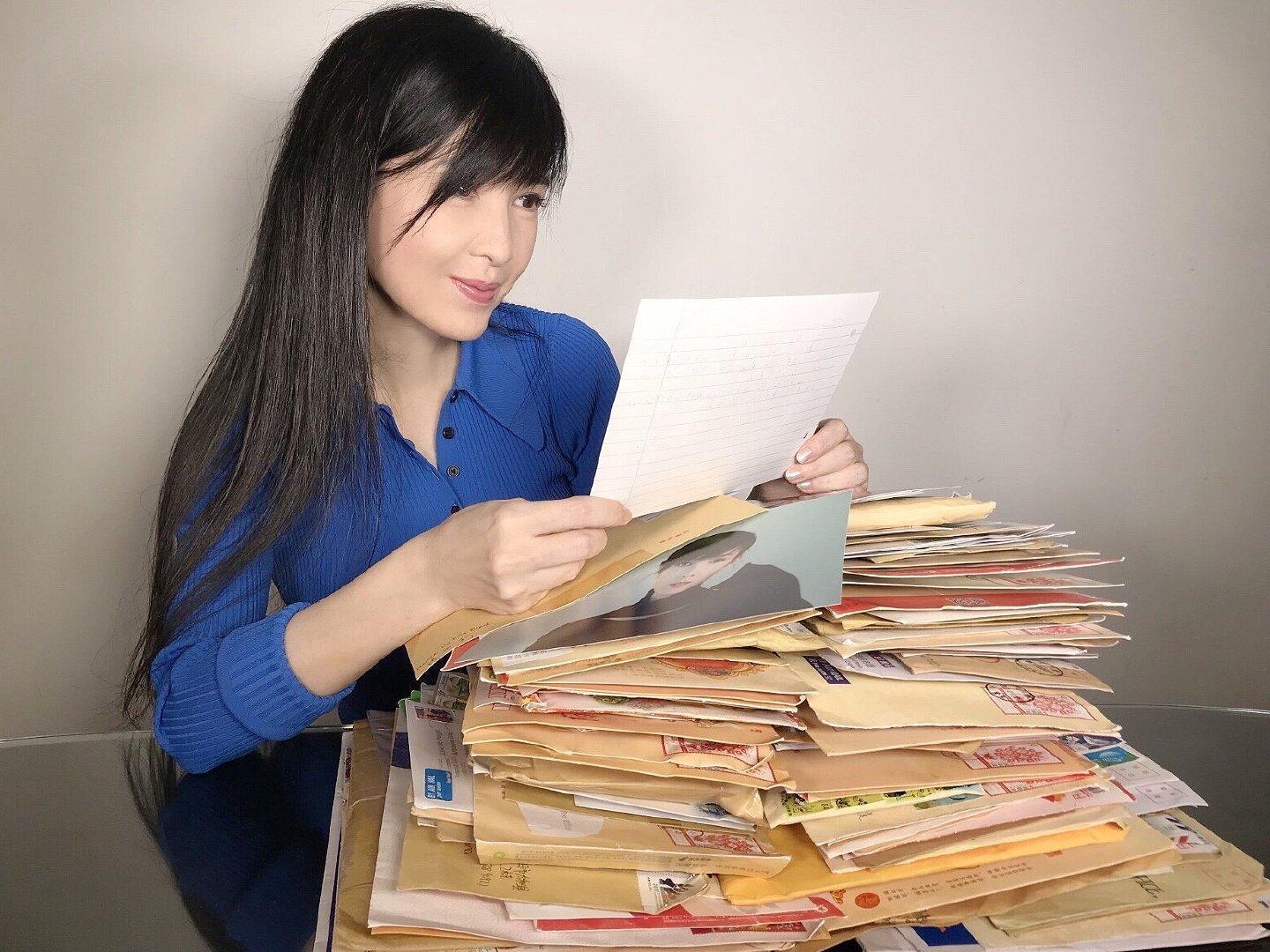 周慧敏在微博透露,收到的粉絲來信9成都是90後或00後的年輕人。(周慧敏微博)