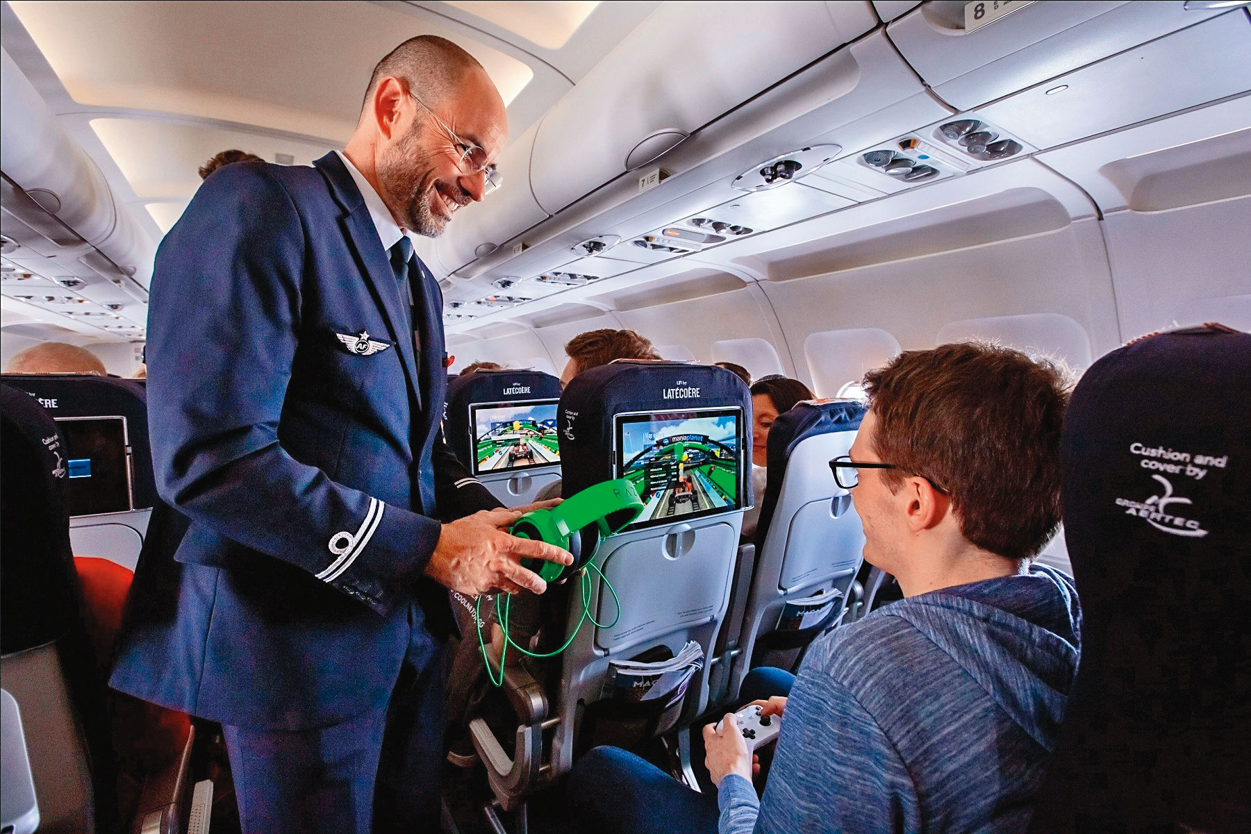 飛機上無法用網路,因電磁波干擾會影響飛行,但Li-Fi採光波通訊無此困擾。(翻攝Latécoère官網)