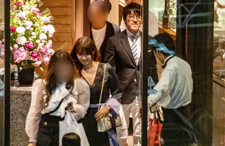 早前深田恭子常被拍到跟富商男友杉本宏之約會,也傳過婚訊,如今又爆關係危機。(翻攝www.news-postseven.com)
