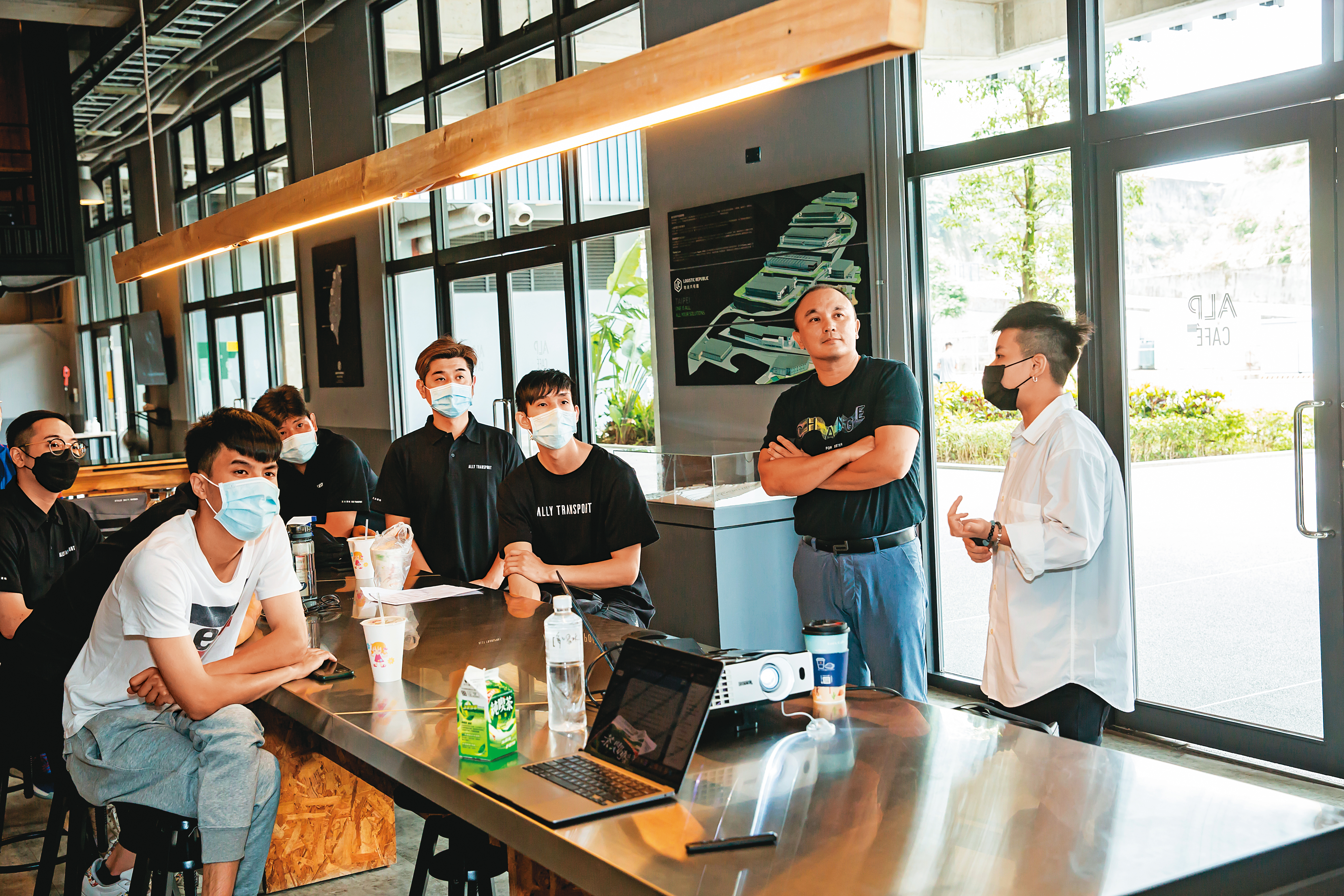張建泰（右2）喜歡用年輕人，他不介意對方有沒有相關工作經驗，認為願意學習及心態更重要。