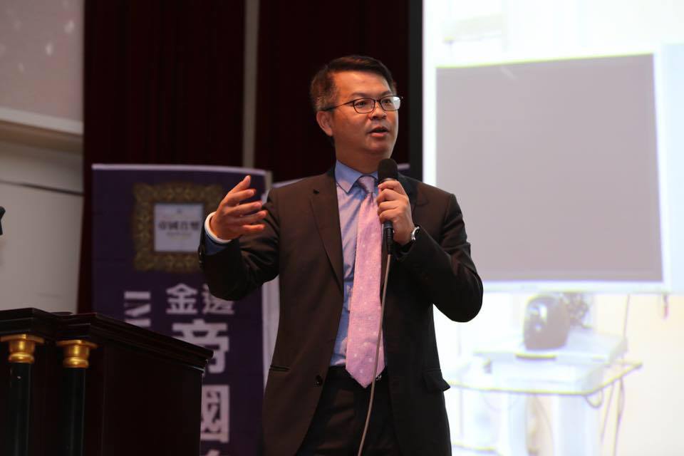 對於金寶經營權之爭，財經專家黃世聰亦提出自己的觀點，認為「就是比拳頭大小！」（翻攝黃世聰臉書）