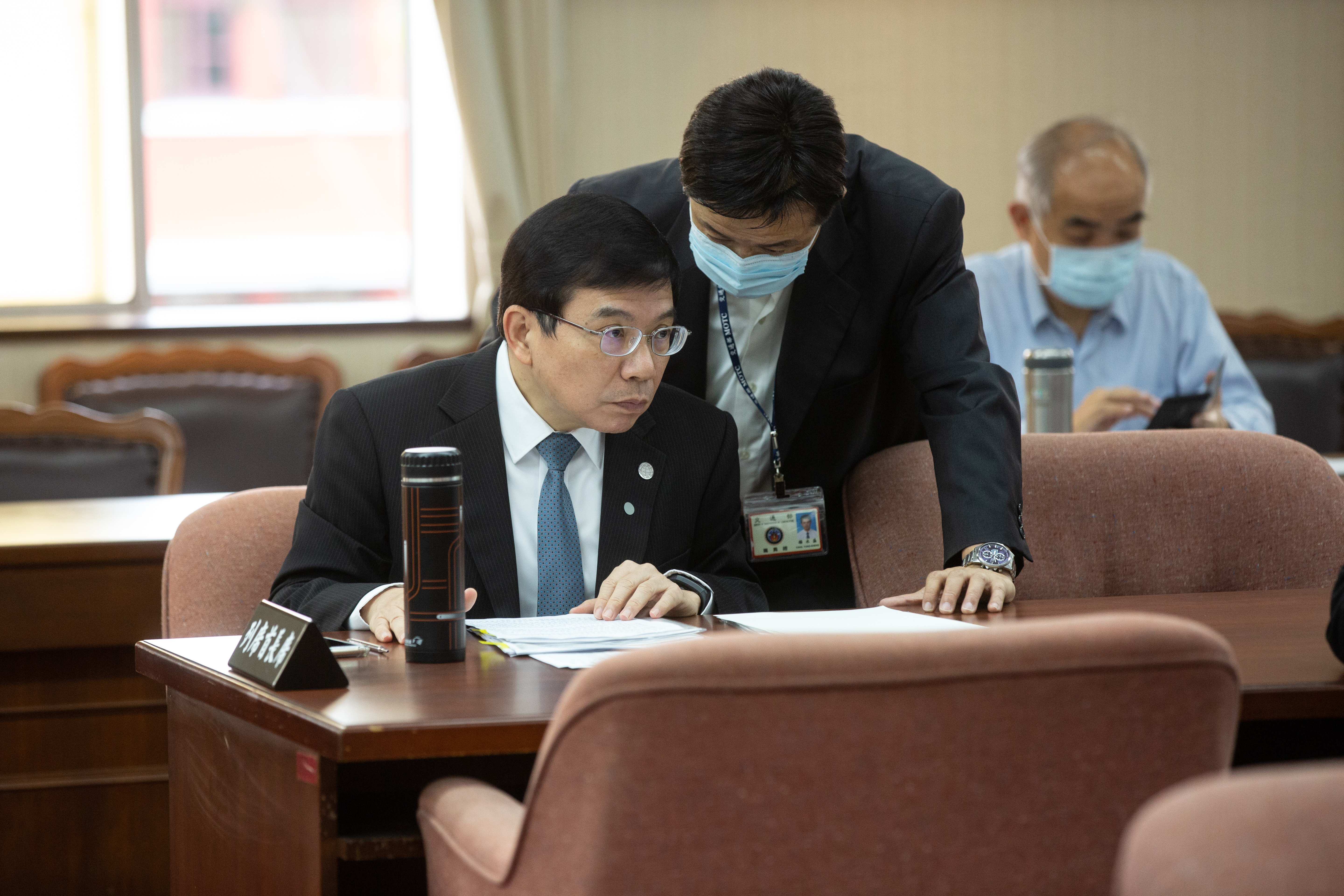 交通部長王國材（左）因家人快篩陽性須進行隔離，與台鐵工會之協商也將延期。（本刊資料照）