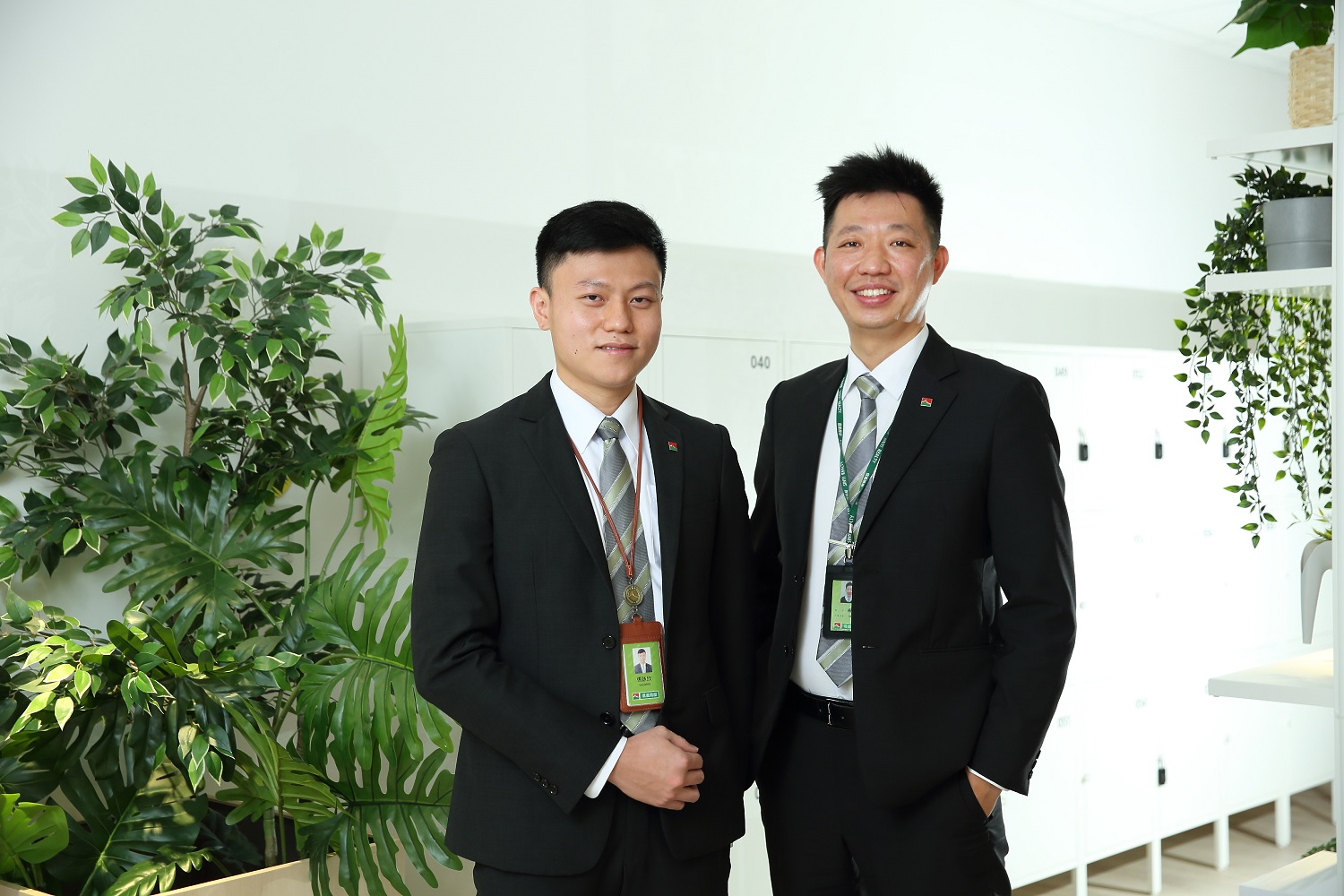 信義房屋南屯市政店專員張詠欣（左）與黎明向上店經理楊奕德均認為AI智能配案讓他們的帶看量顯著成長。（信義房屋提供）