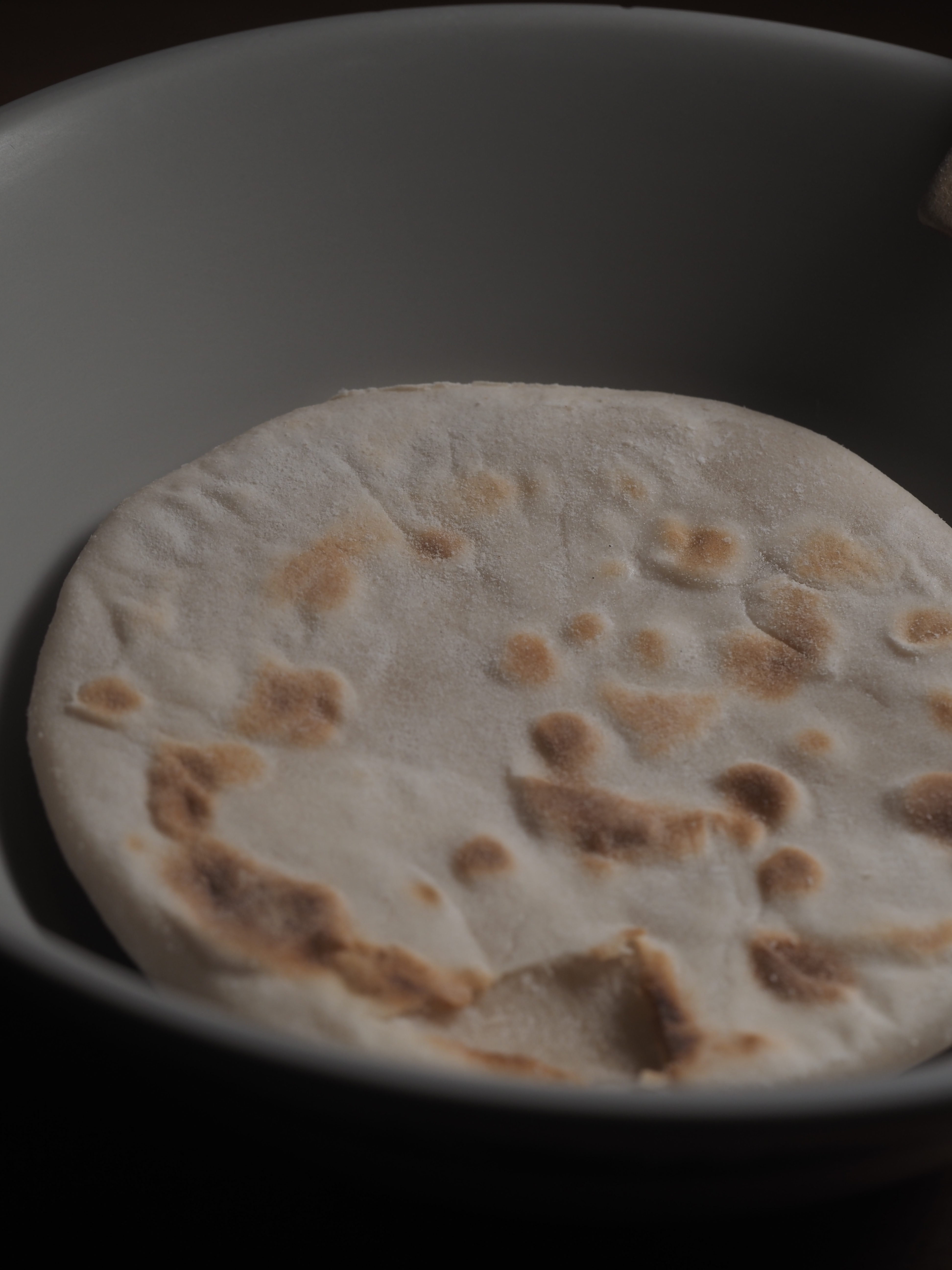陝西式的泡饃必須用無發麵的「坨坨饃」，煮後才不綿爛。