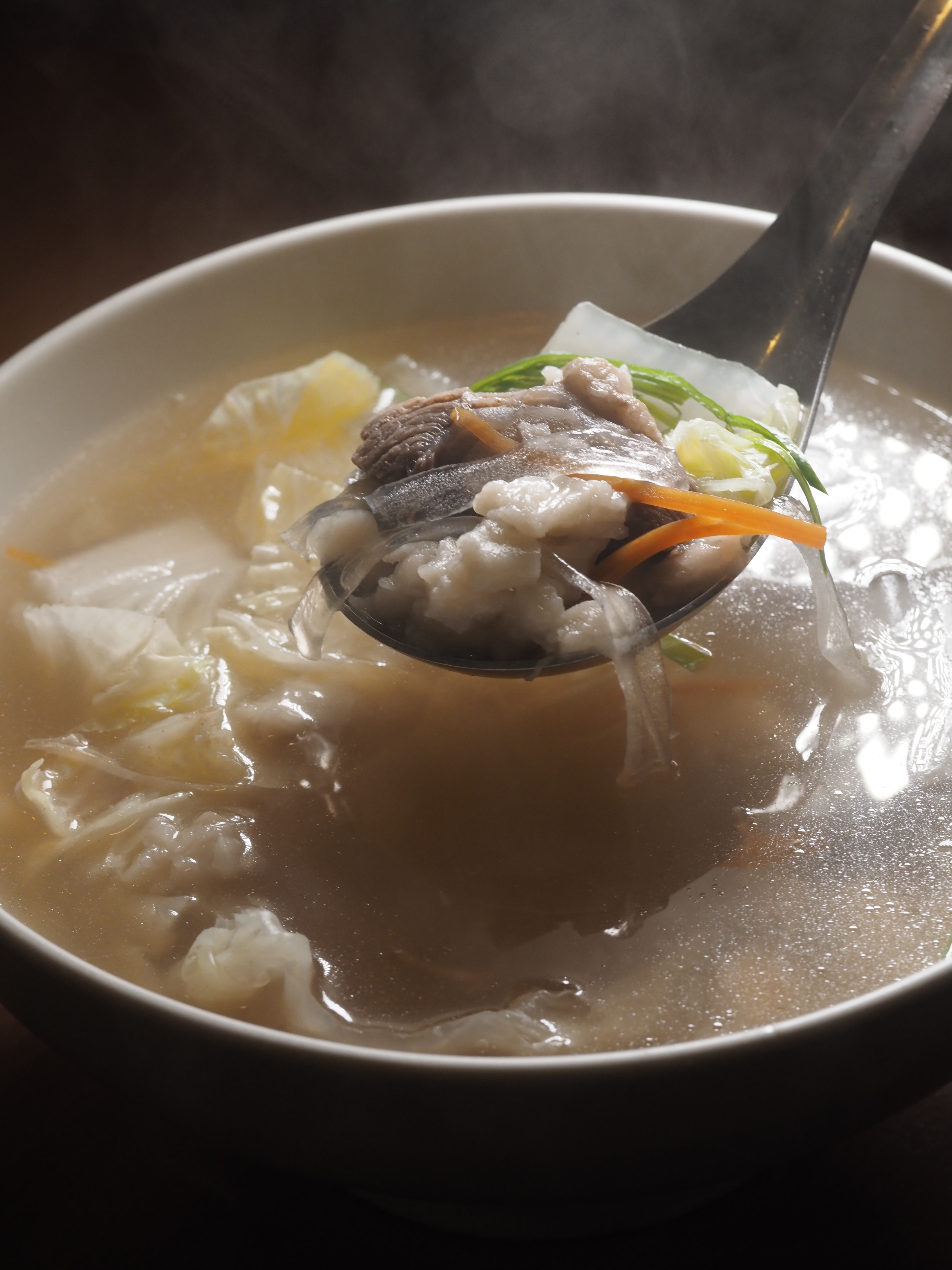 「羊肉泡饃」採水圍城煮法，小份就很管飽，如果還要點其他菜，可點來當湯品全桌分享。（180元／小份）