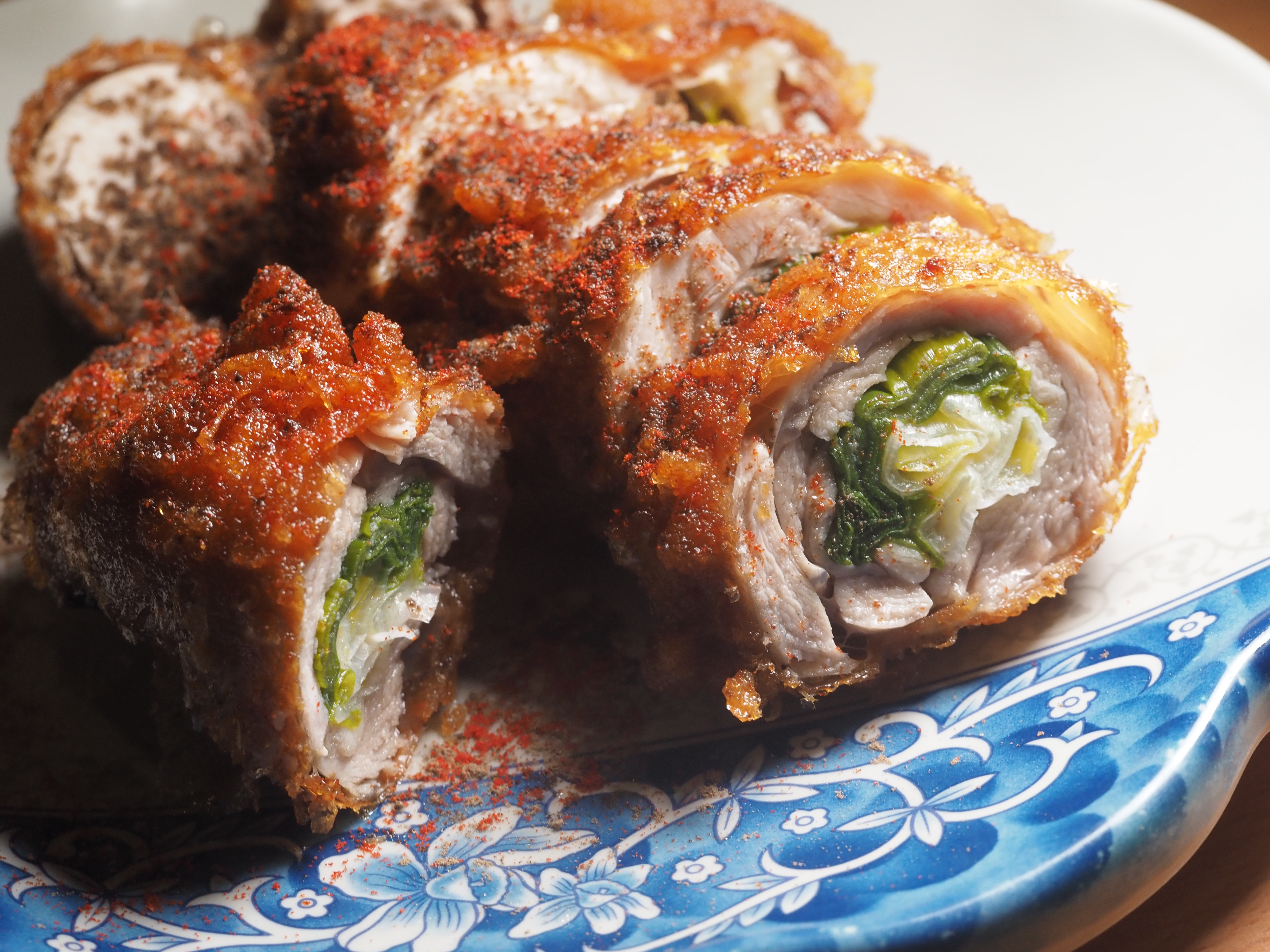 「風酥雞」作法費工，雞皮噴香，雞汁沁入蔥間，趁熱吃鮮燙過癮。（150元／半份）