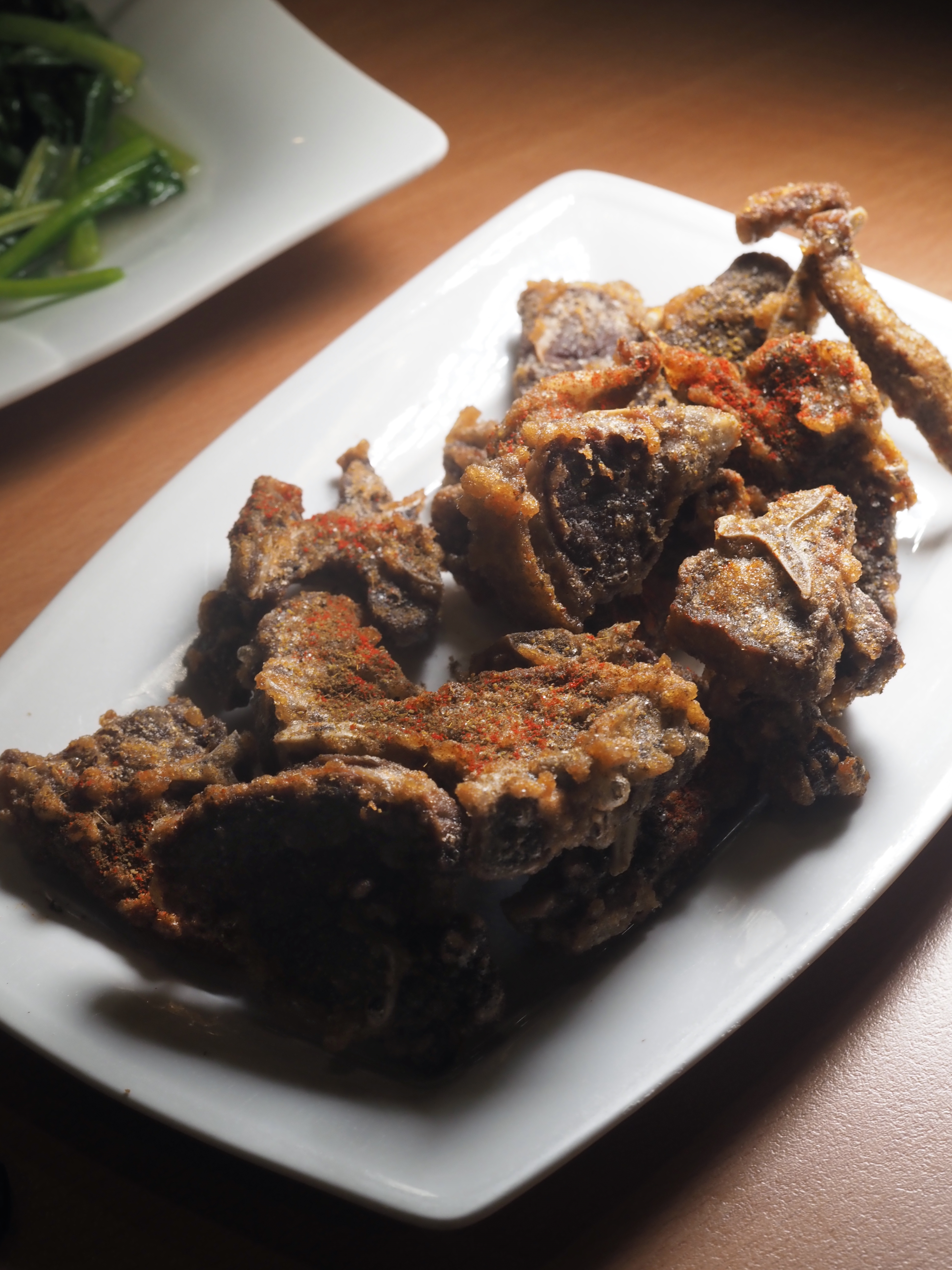 「香酥羊排塊」有如羊版鹹酥雞，香辣過癮，讓人很想來杯啤酒。（360元／份）