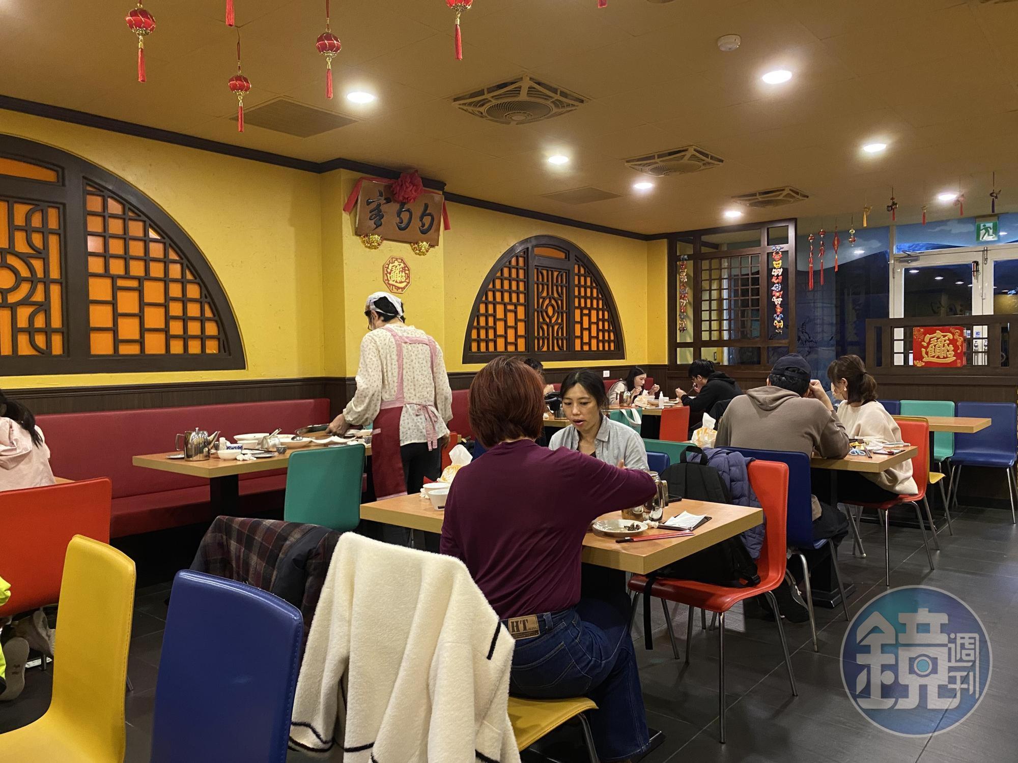 店內配色很有西域風情,但座位間距較小,是較為可惜之處。