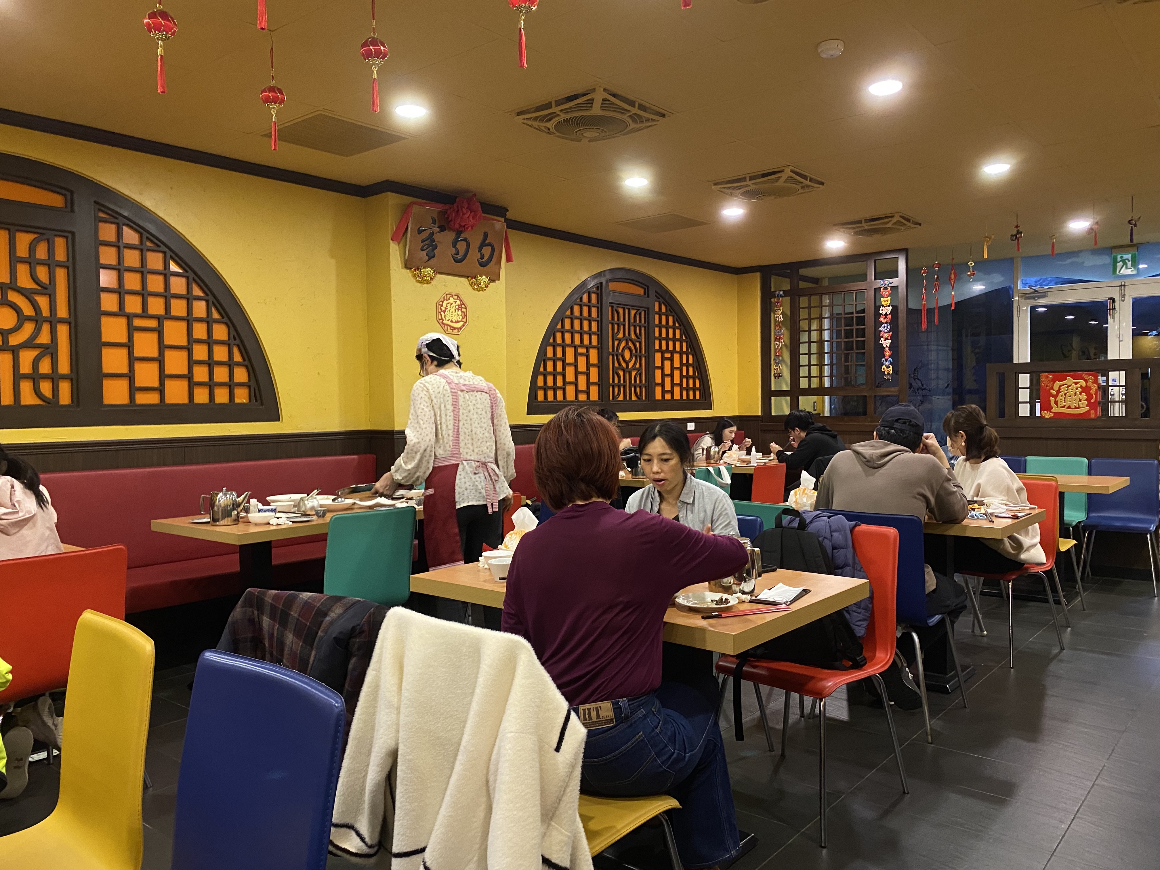 店內配色很有西域風情，但座位間距較小，是較為可惜之處。