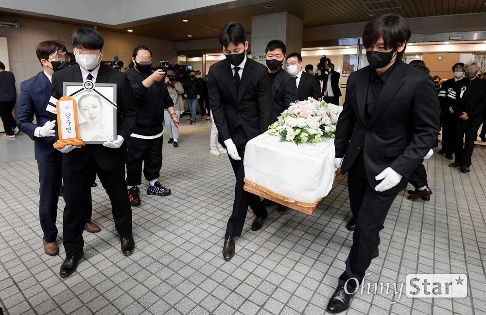 韓星姜秀延告別式今日舉行,影帝薛景求(右)、鄭雨盛(左)為其扶靈送最後一程。(翻攝ohmynews網站)