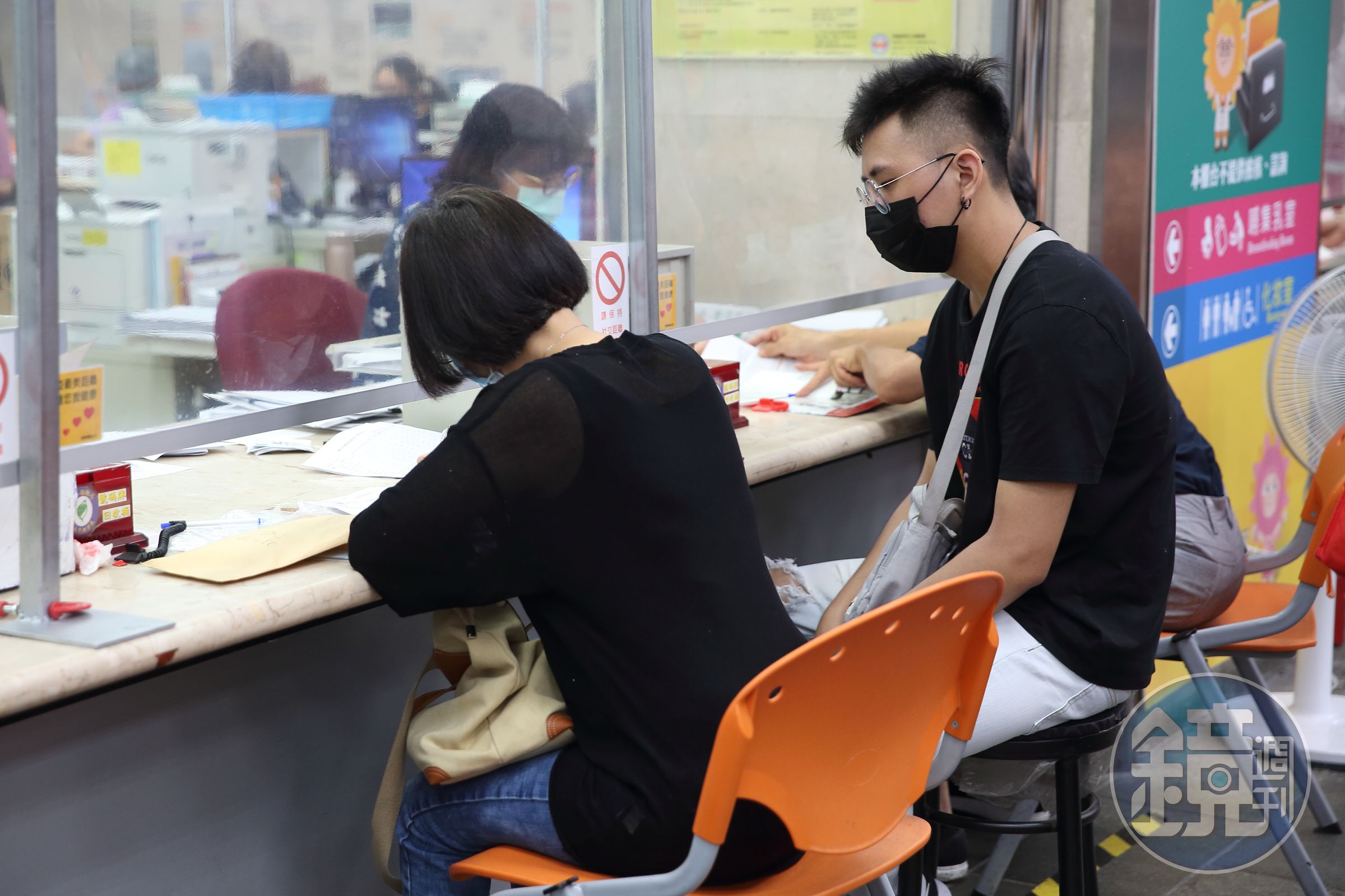 勞工染疫視病情輕重，可依法令規定請領傷病給付、失能給付或死亡給付。