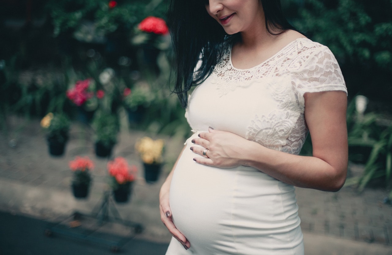 一名父親替未婚懷孕的女兒找女婿，開出「入贅月給20萬」的條件，卻讓呂秋遠律師搖頭。（示意圖，Pexels）