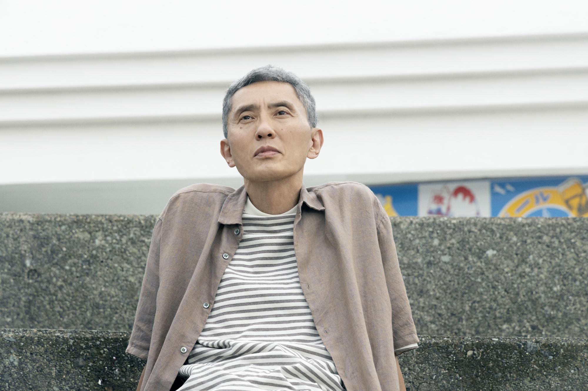 松重豐在新片《露草》不再找美食,透過特別的露草,與小林聰美牽起緣分。(天馬行空提供)