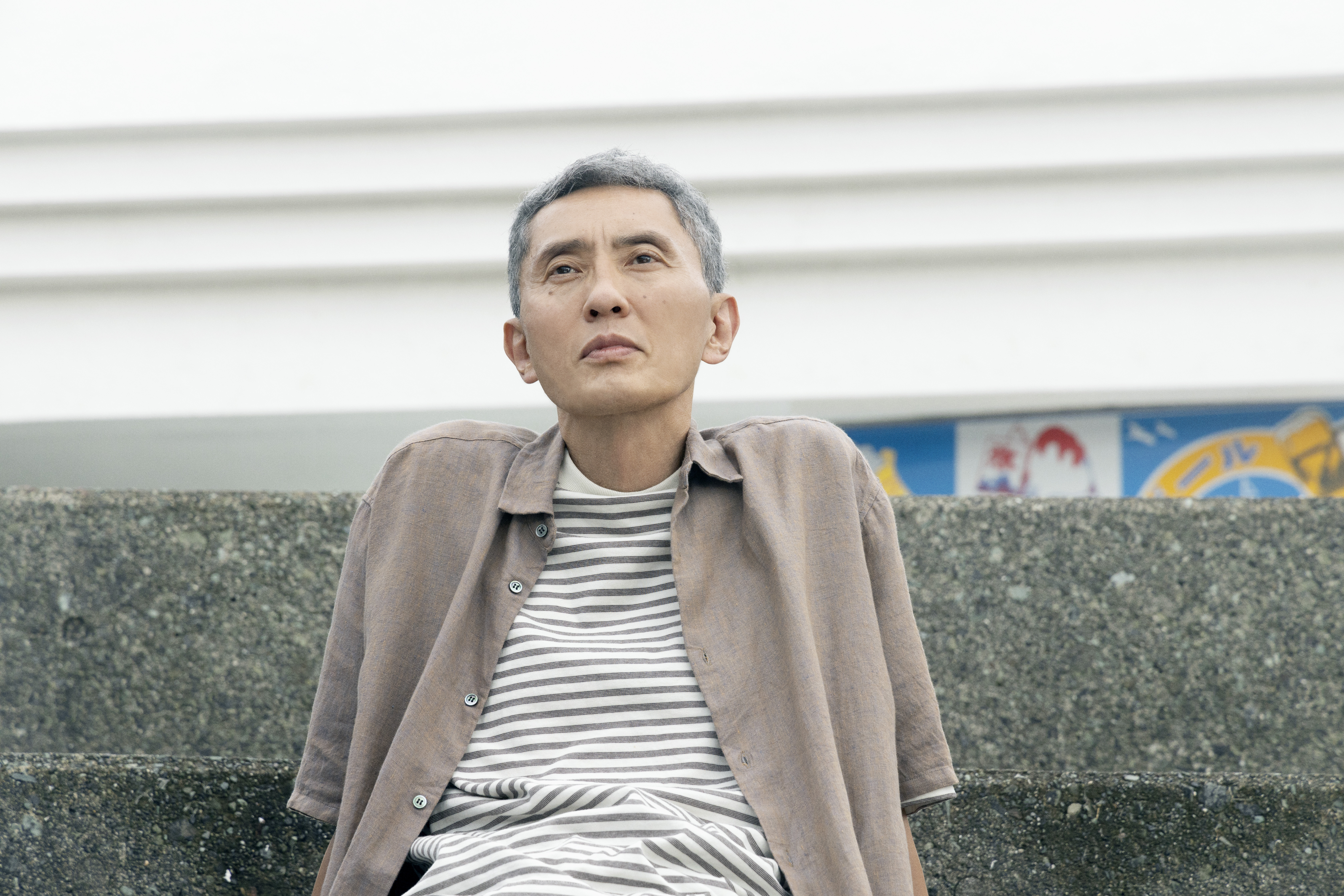 松重豐在新片《露草》不再找美食，透過特別的露草，與小林聰美牽起緣分。（天馬行空提供）