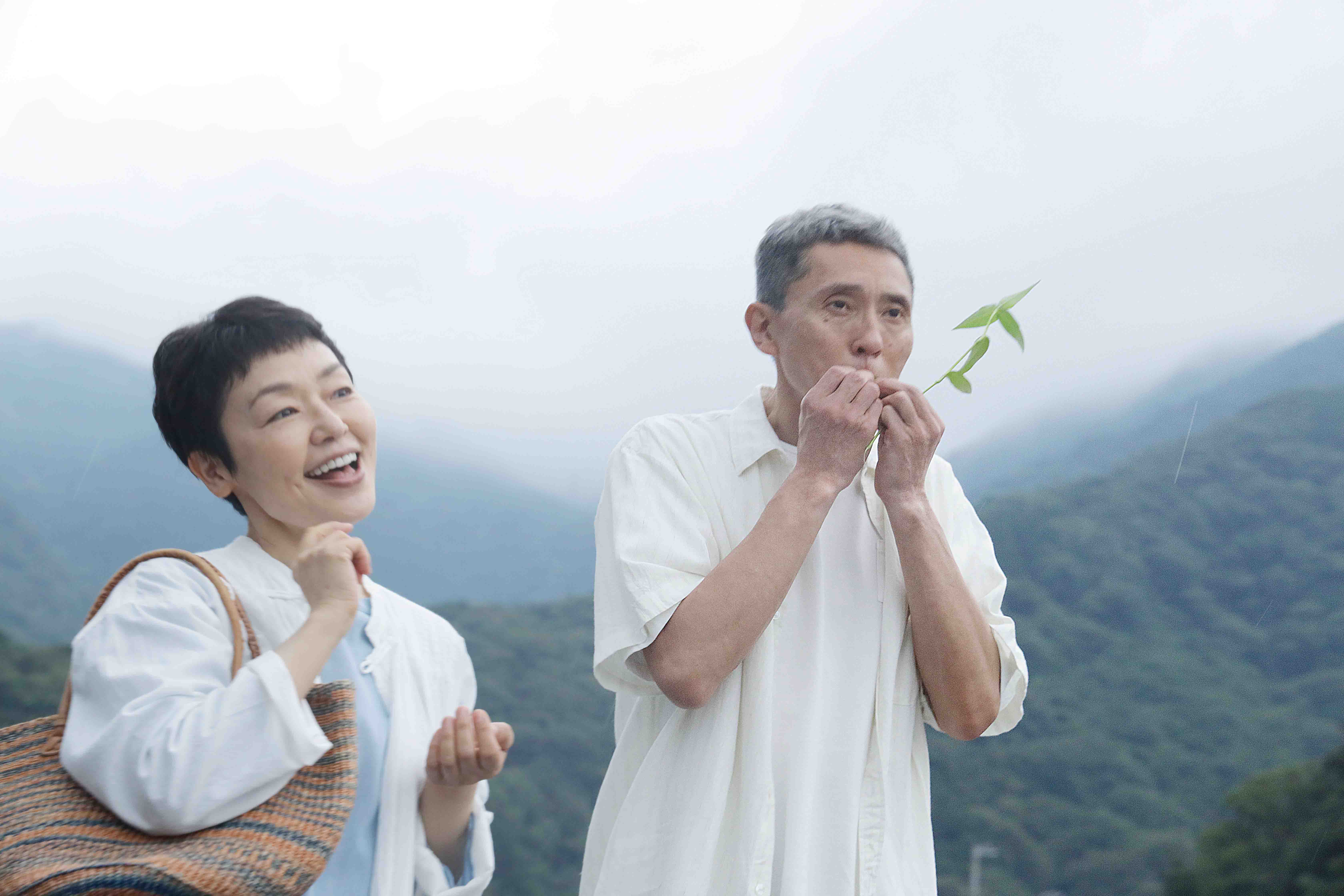 《露草》中小林聰美(左)被會用露草吹出美妙音律的松重豐給吸引,戲外兩人也超級合拍。(天馬行空提供)