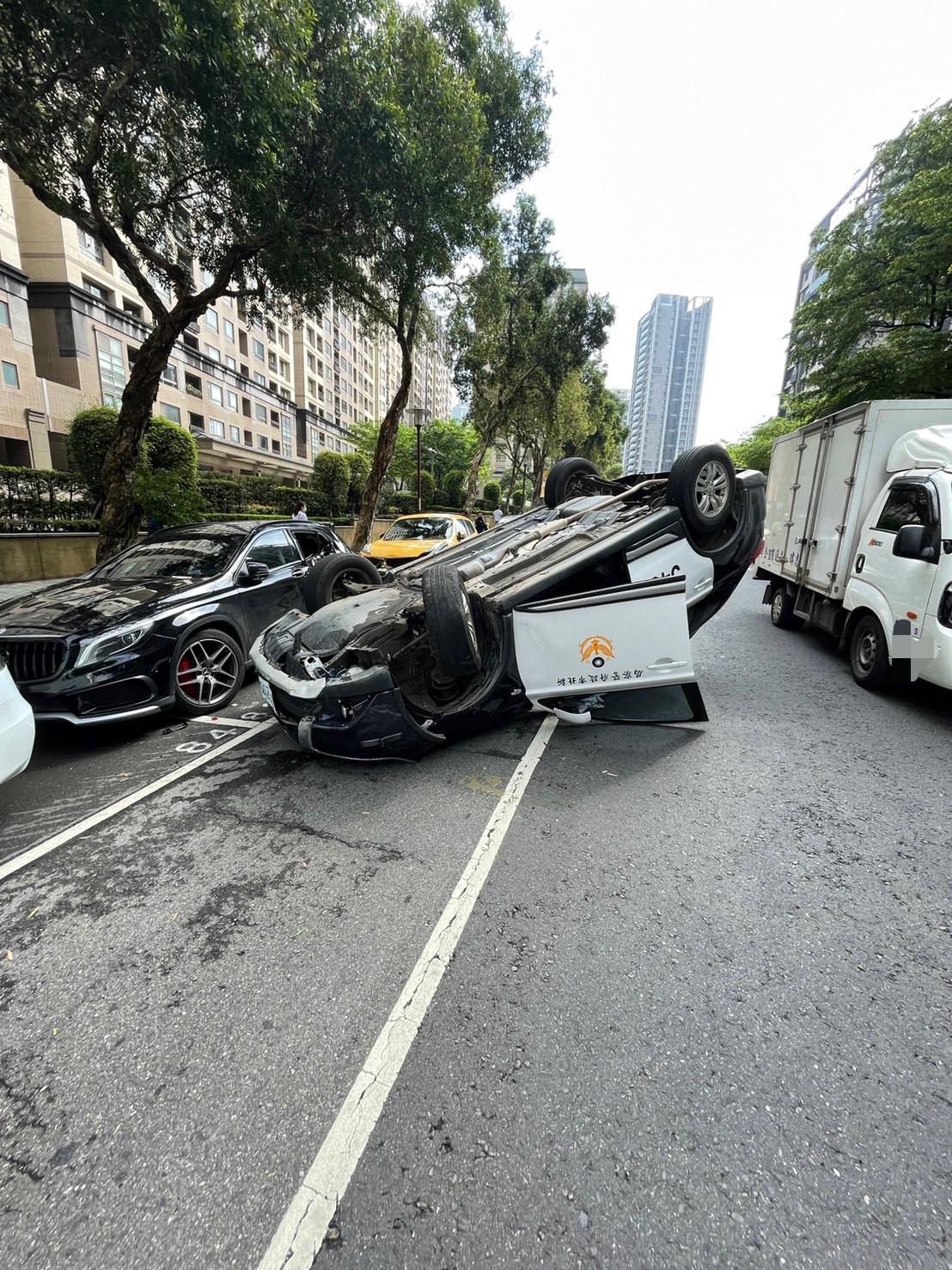 一輛林口分局巡邏警車下午發生翻覆事故。（警方提供）