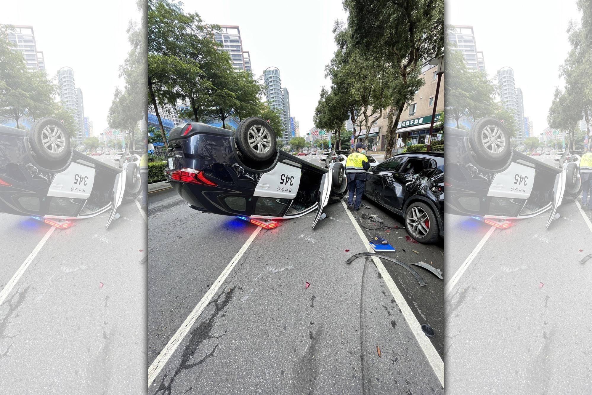 警車不知何故擦撞路邊民車。(警方提供)