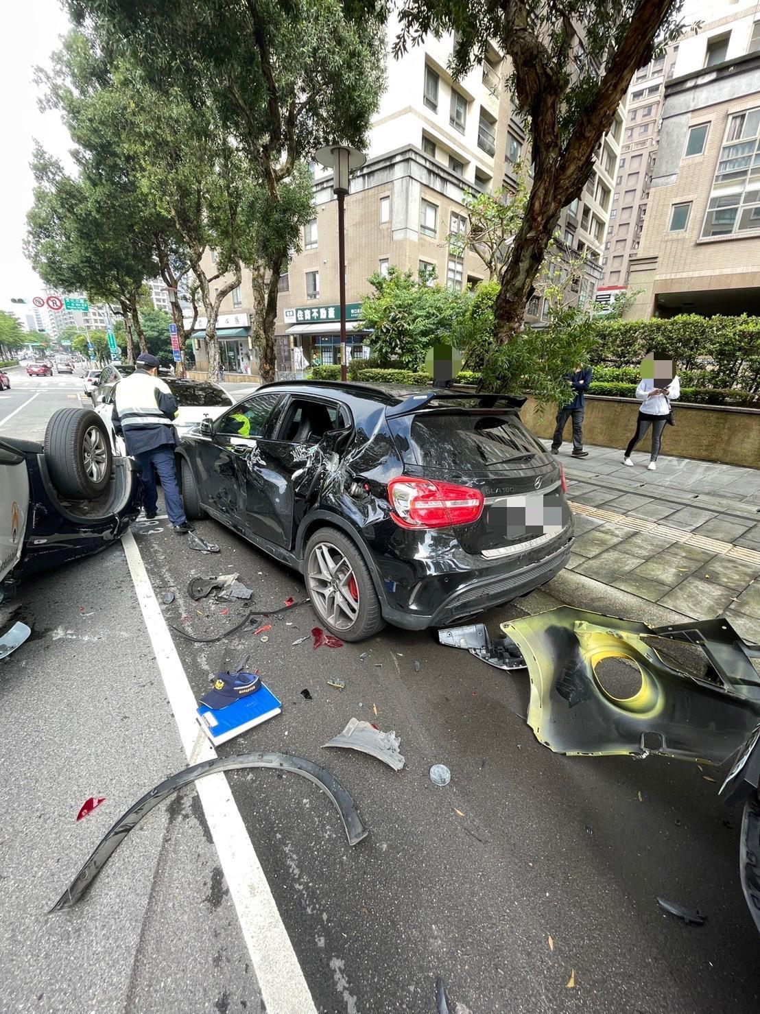 警車擦撞路邊多輛民車。(警方提供)