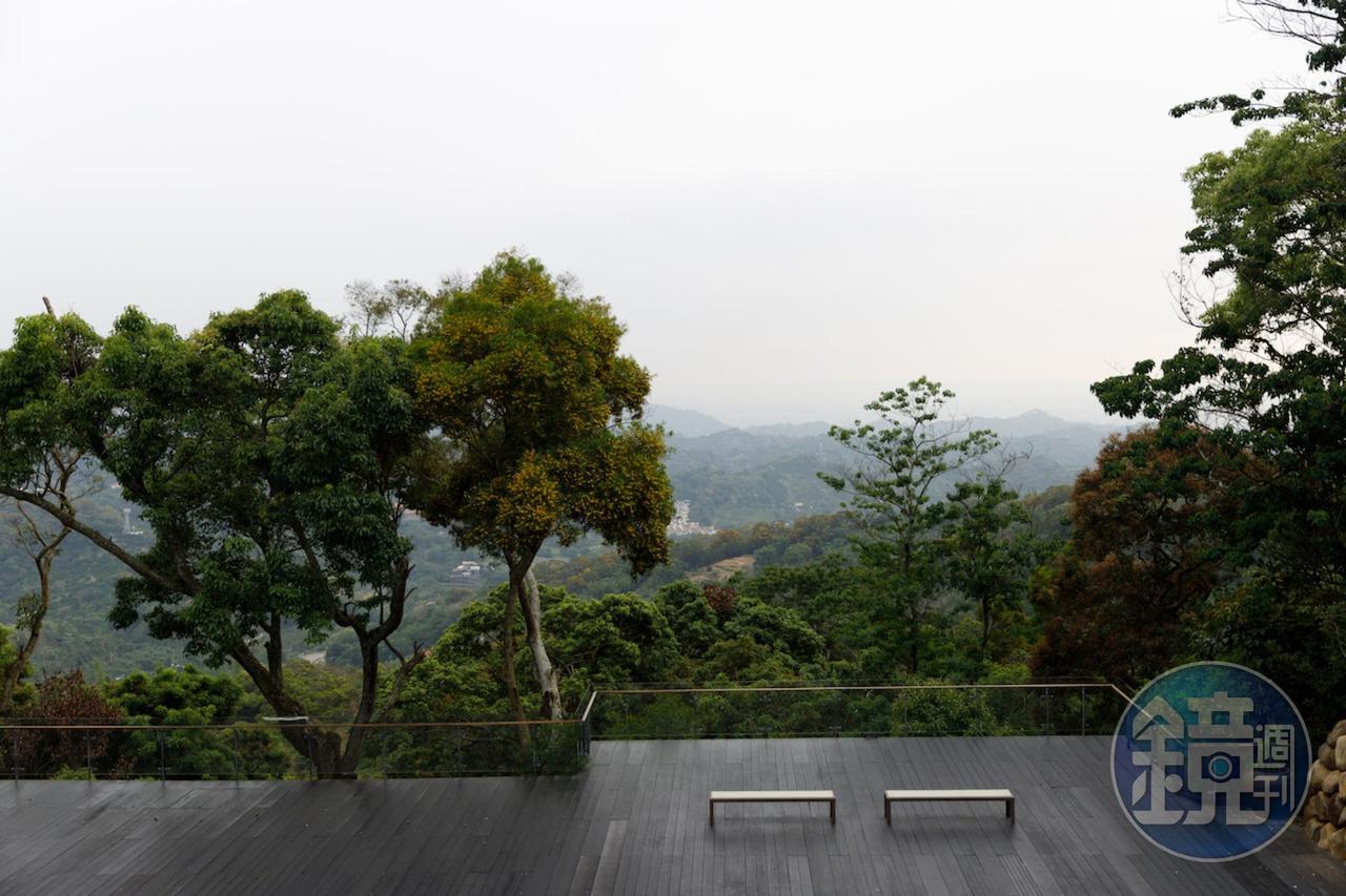 座落於台中新社中興嶺山腰上的「飛花落院」 ,可見四季分明的景致變化。